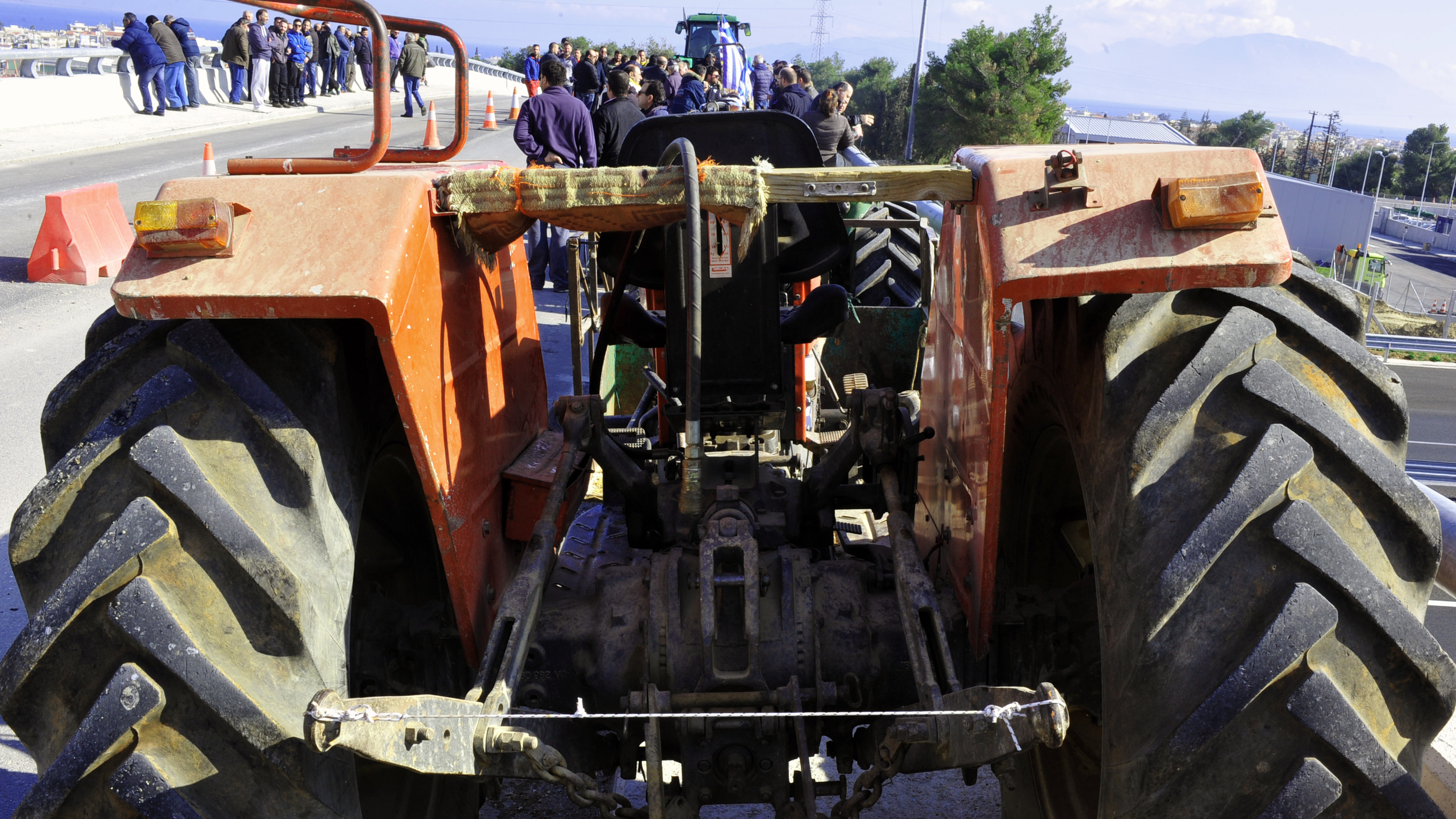 Τα Τέμπη ετοιμάζονται να αποκλείσουν οι αγρότες της Λάρισας