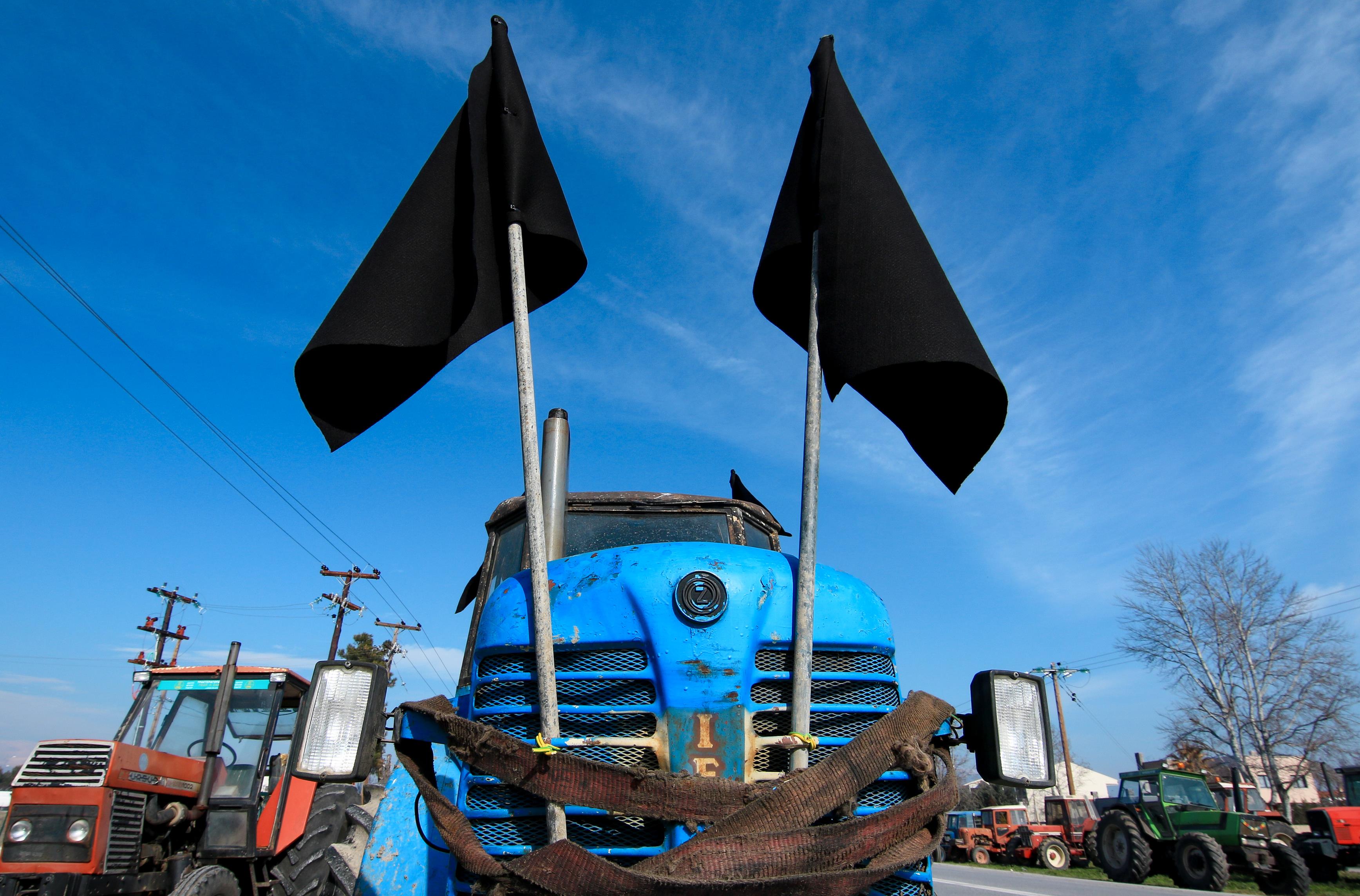 Απέκλεισαν την εθνική οδό σε Νίκαια και Πλατύκαμπο οι αγρότες της Θεσσαλίας