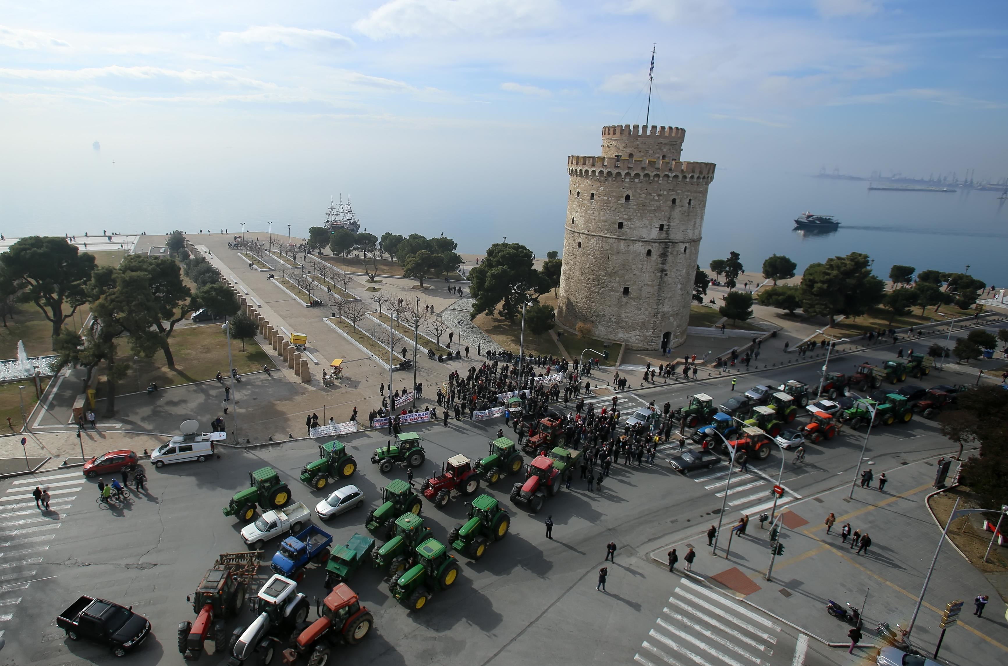 Με τρακτέρ στη Θεσσαλονίκη οι αγρότες, κλείνουν και τα Τέμπη