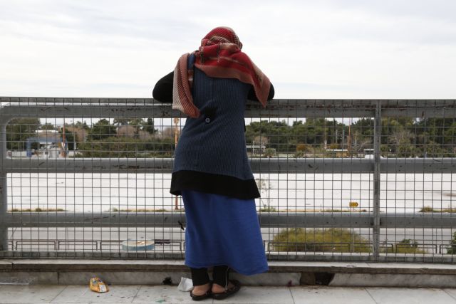 Ελληνικό: Φοβισμένες γυναίκες περικυκλωμένες από πλήθος αντρών