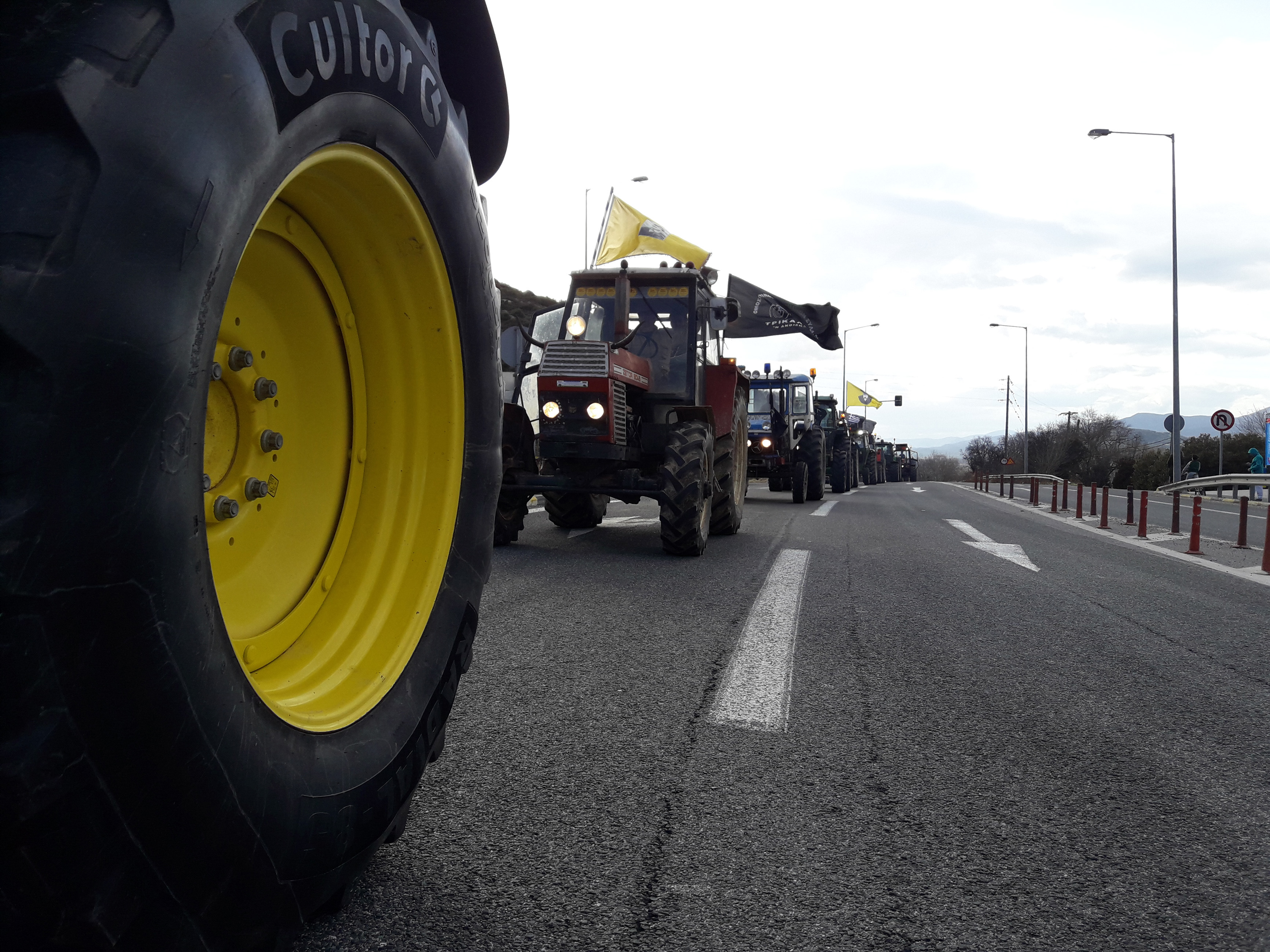 Αγροτικό μπλόκο στην Πατρών – Κορίνθου, ταλαιπωρία για τους οδηγούς