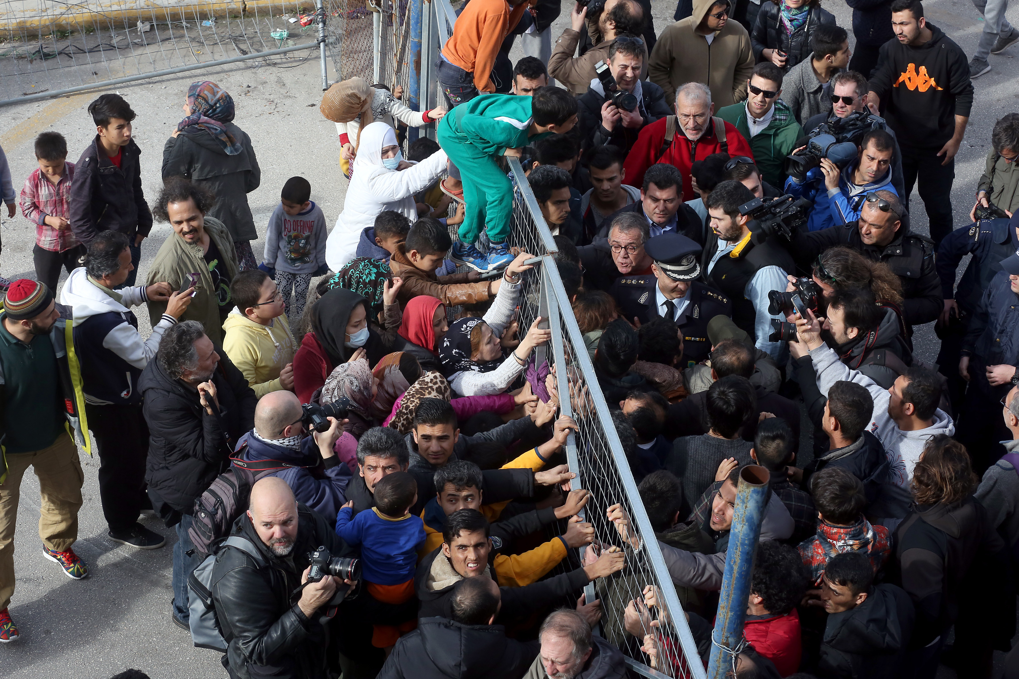 Σφοδρές αντιδράσεις των κομμάτων κατά Μουζάλα για τους πρόσφυγες
