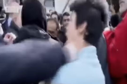 Βίντεο: Αστυνομικός χτυπά προσφυγόπουλο στο Ελληνικό