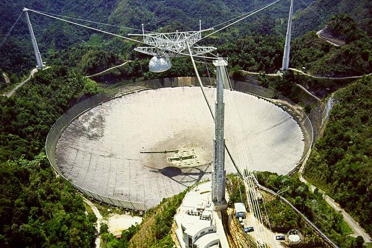 Με λουκέτο απειλείται το ιστορικό τηλεσκόπιο του Αρεσίμπο