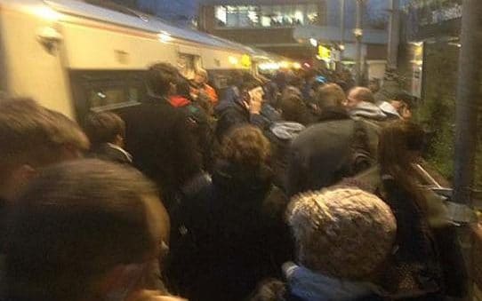 Λονδίνο: Καπνός σε βαγόνι μετρό, απομακρύνουν οι Αρχές ενδεχόμενο τρομοκρατίας