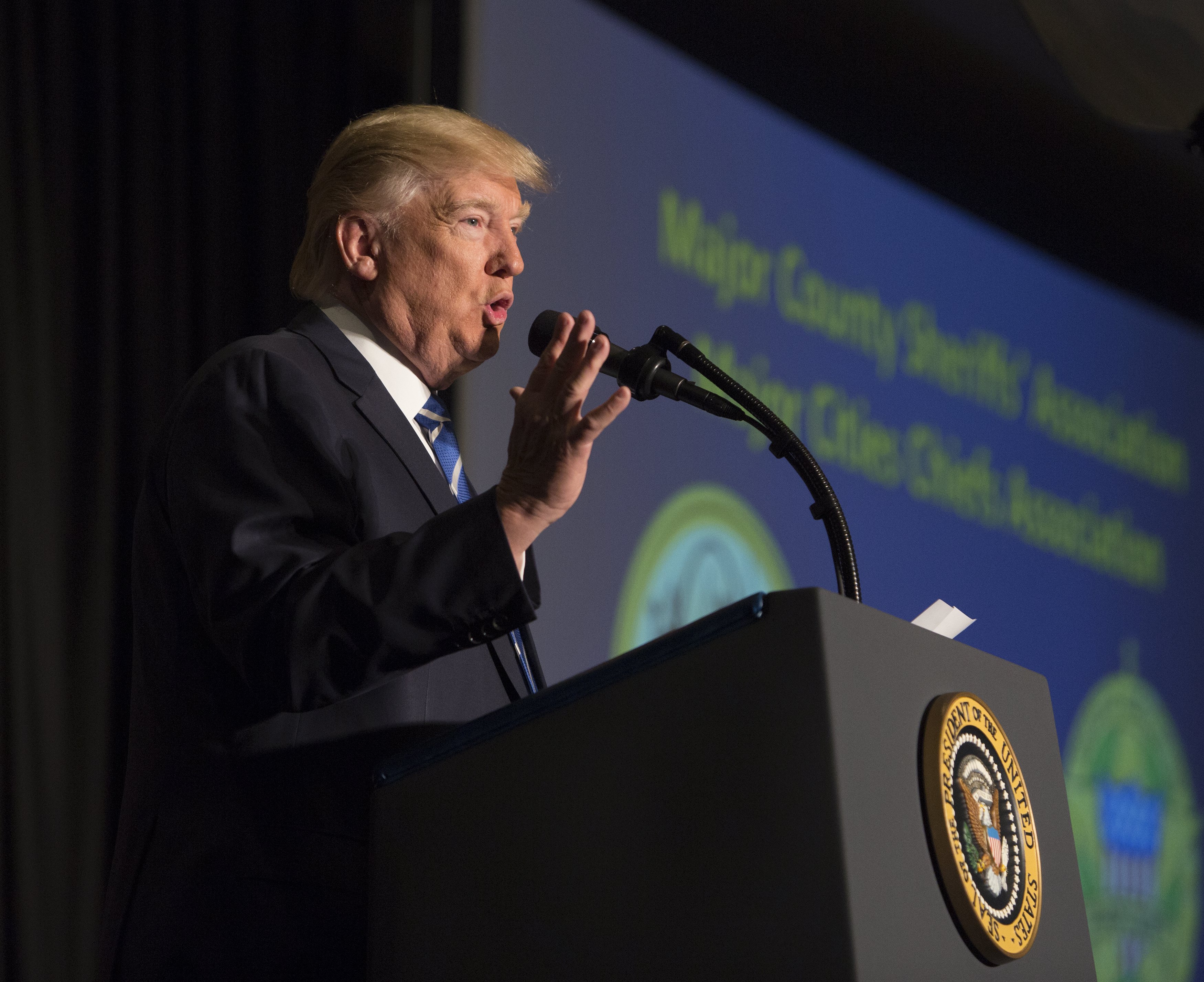 Τραμπ: «Πολιτικές» οι αποφάσεις των δικαστηρίων, σωστό το διάταγμα