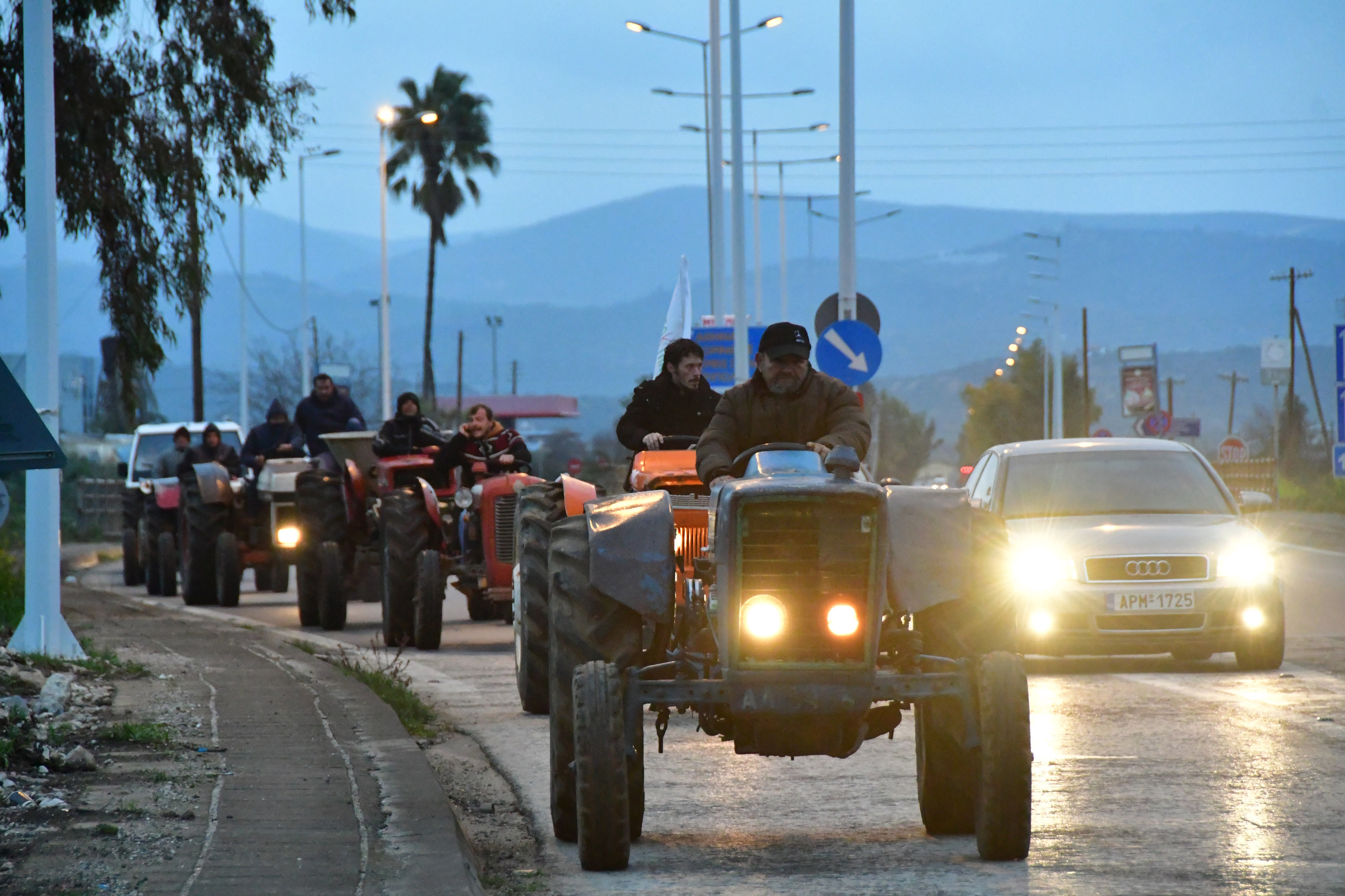Αποχωρούν σταδιακά οι αγρότες από τα μπλόκα