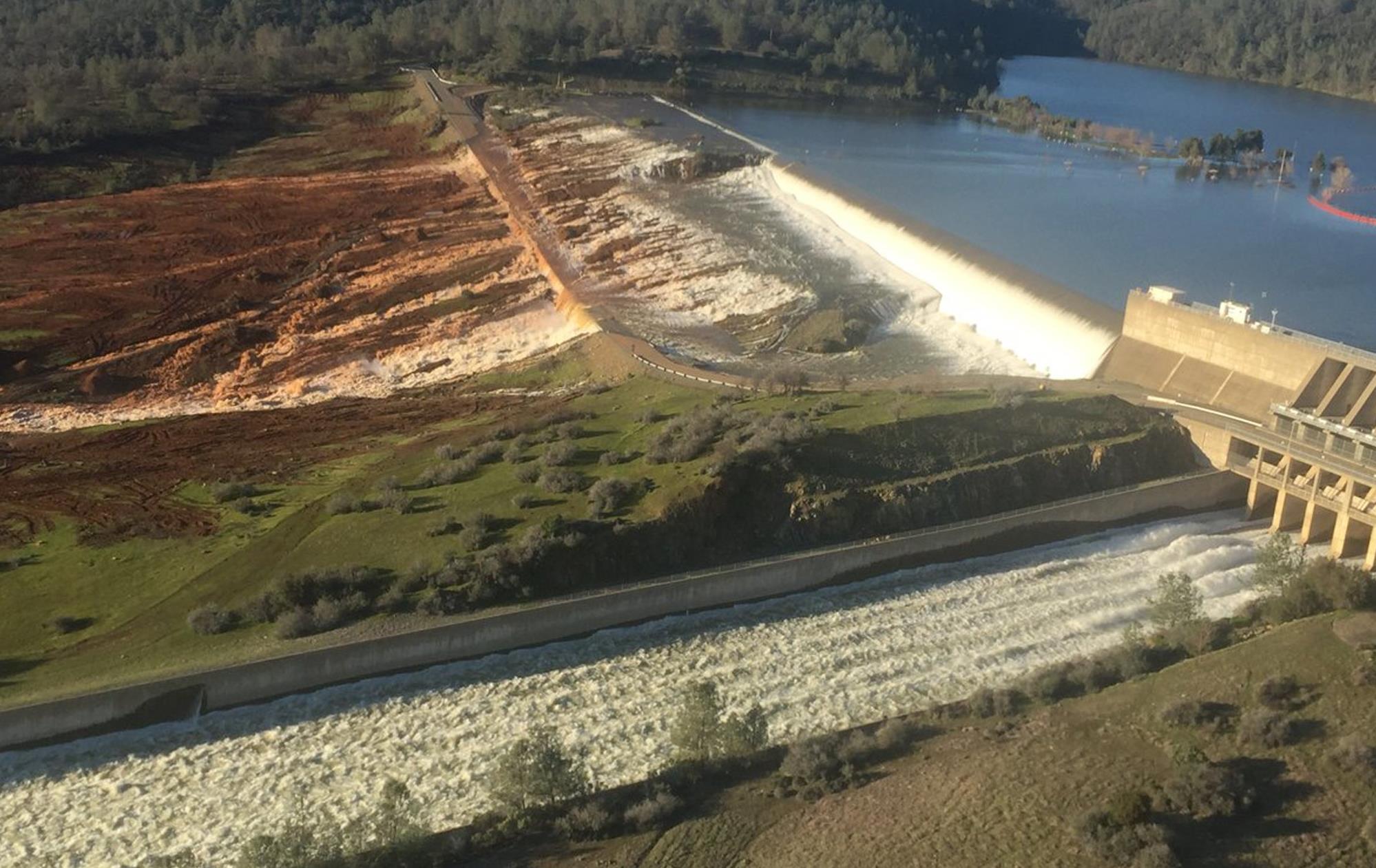 Συναγερμός στην Καλιφόρνια από την υπερχείλιση φράγματος