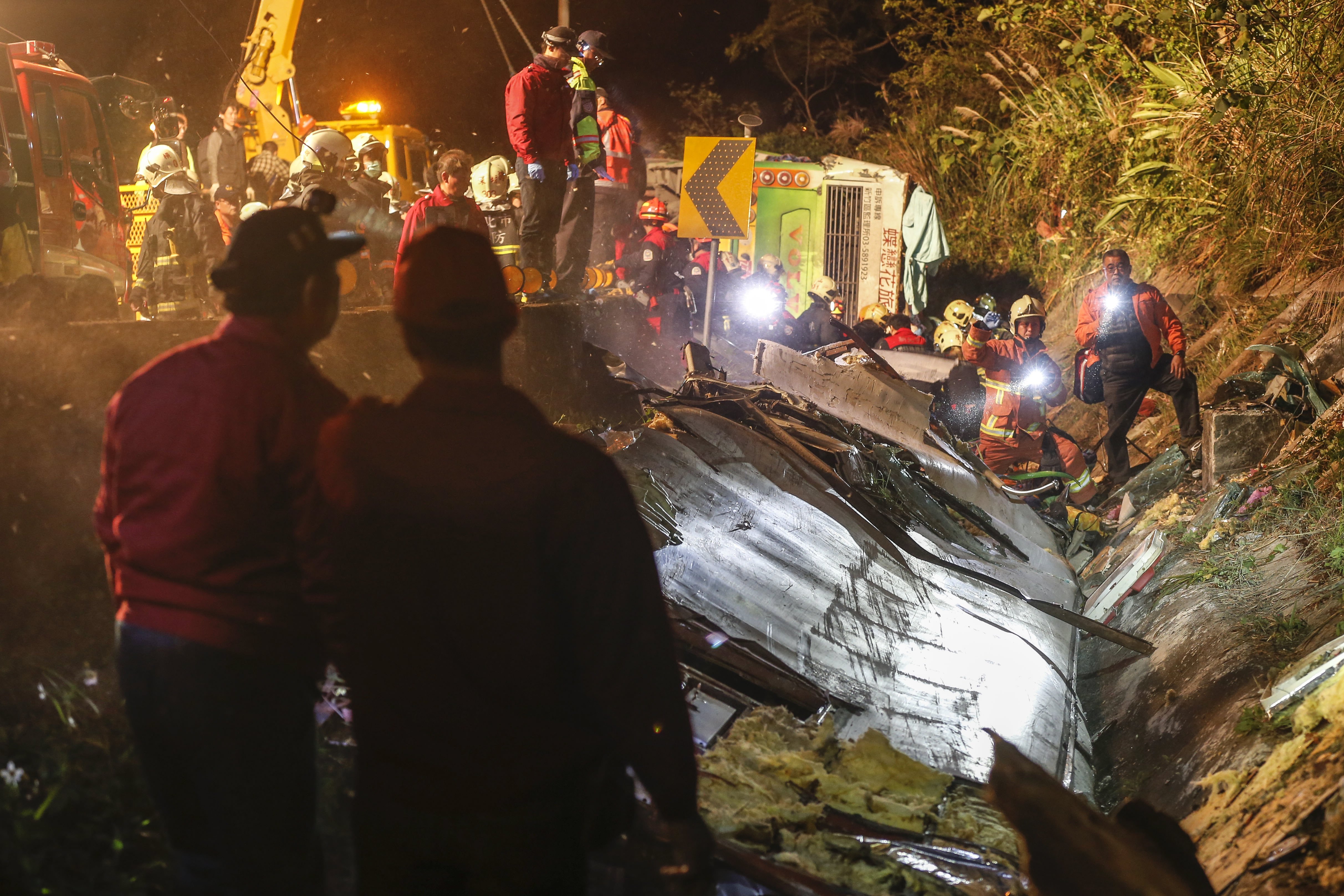 Δεκάδες νεκροί από ανατροπή τουριστικού λεωφορείου στην Ταϊβάν