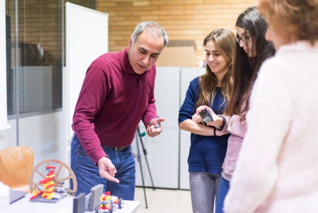 Με όπλο την επιστήμη, το Ίδρυμα Vodafone επιμορφώνει την Περιφέρεια