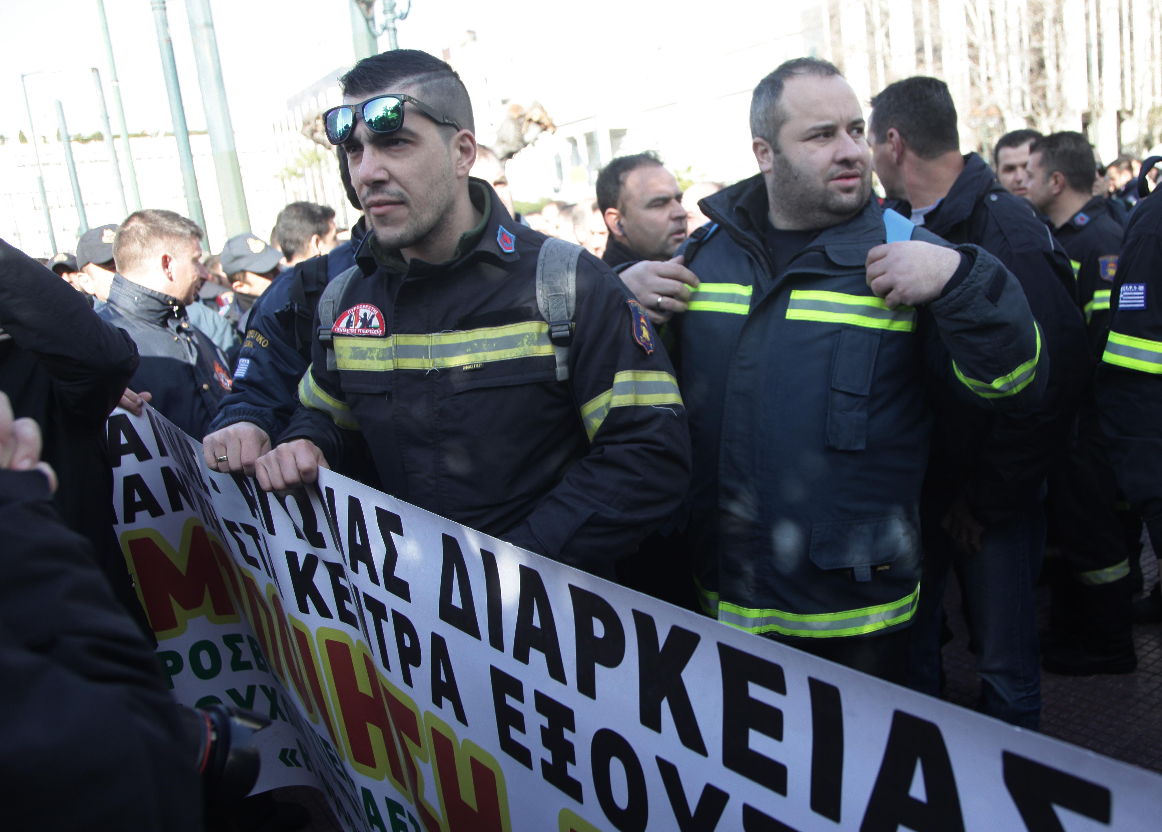 Συγκέντρωση πυροσβεστών έξω από τη Βουλή, μέσα κατατέθηκε η τροπολογία