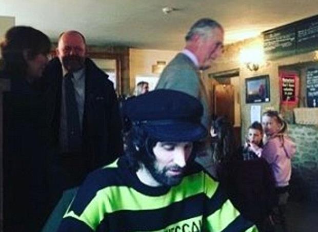 Photobomb από τον πρίγκιπα Κάρολο με «θύμα» τους Kasabian