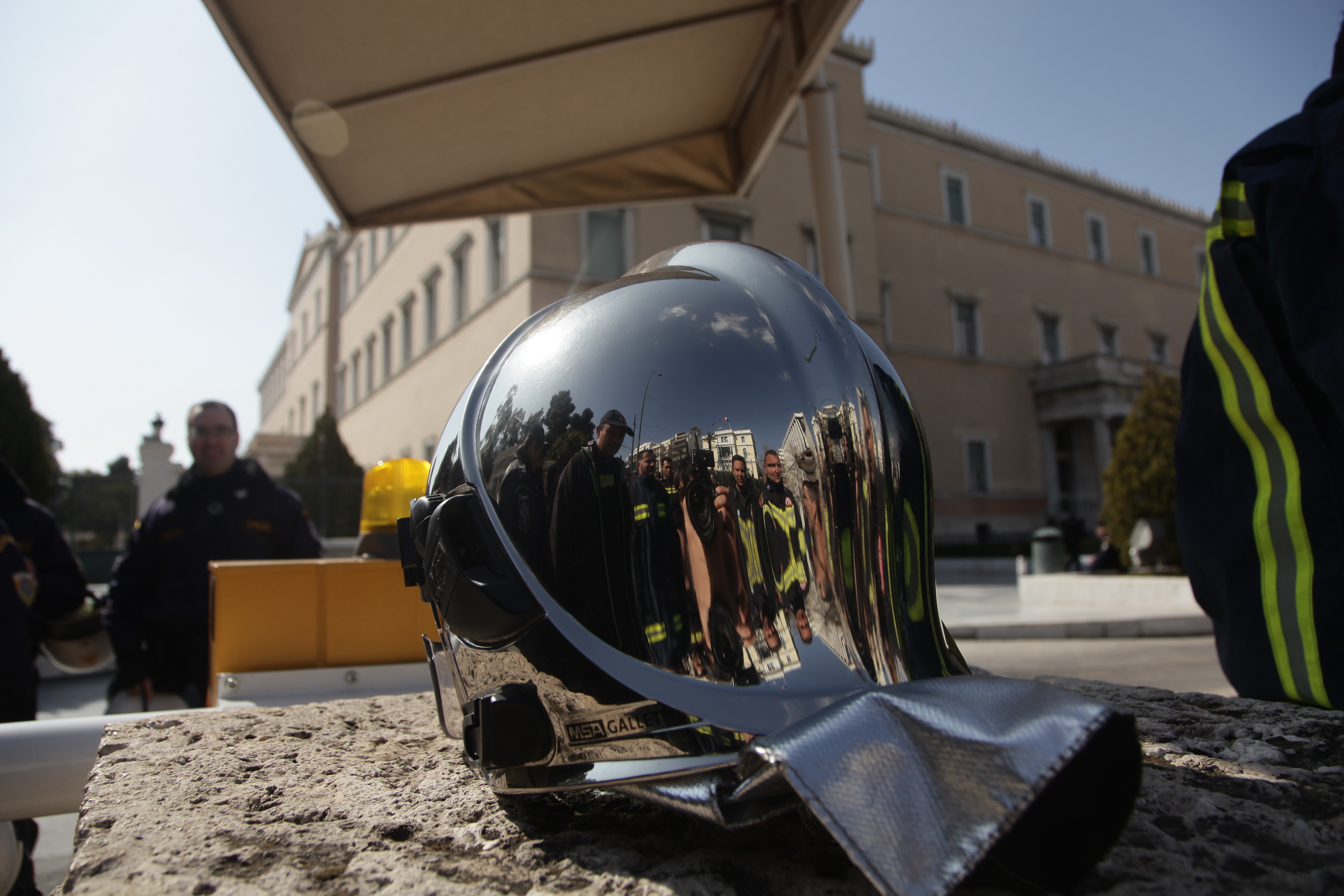 Υπερψηφίστηκε η τροπολογία για τους συμβασιούχους πυροσβέστες