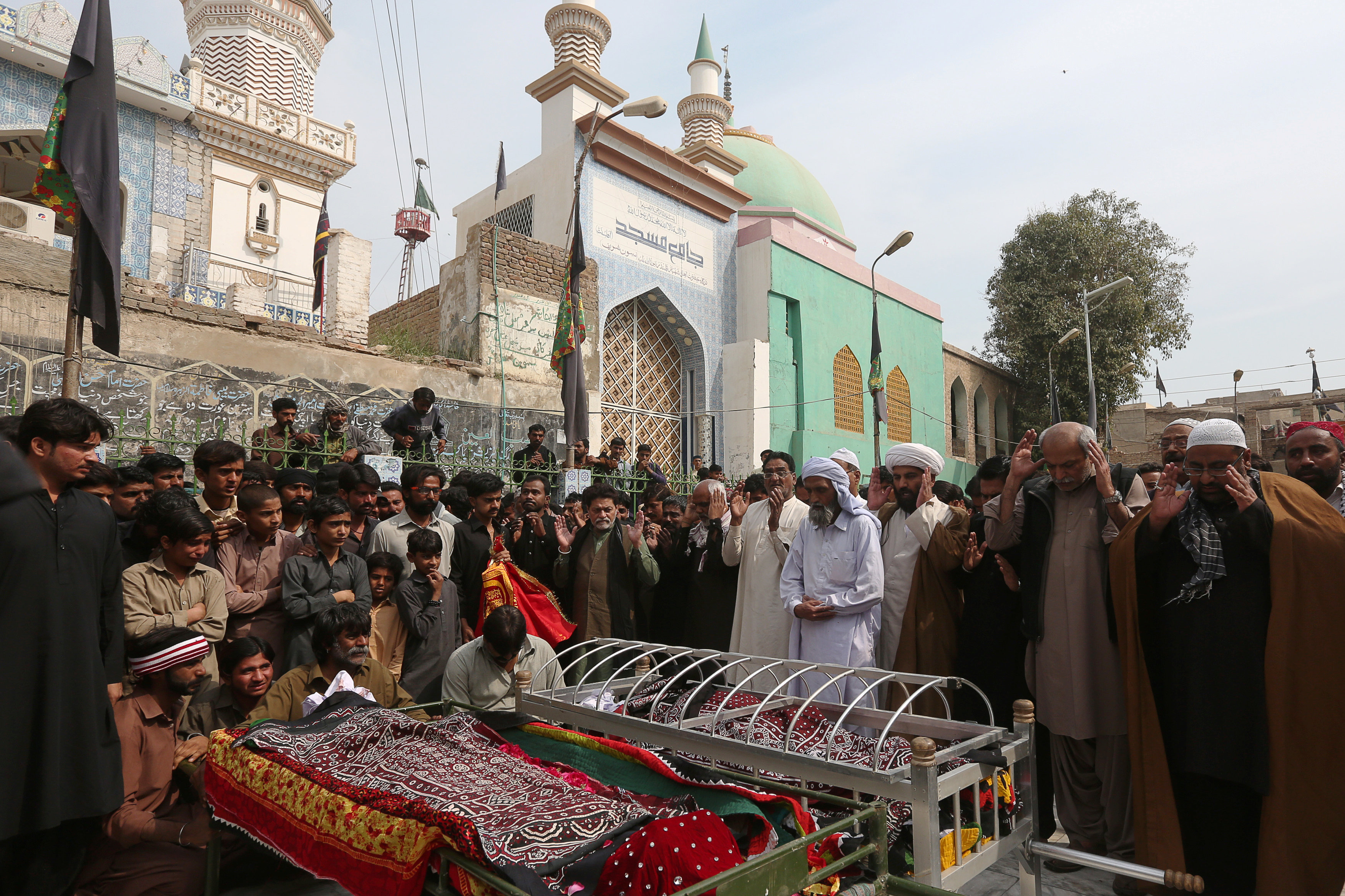 Πακιστάν: Δεκάδες ένοπλοι νεκροί, κύμα συλλήψεων μετά το μακελειό σε τέμενος