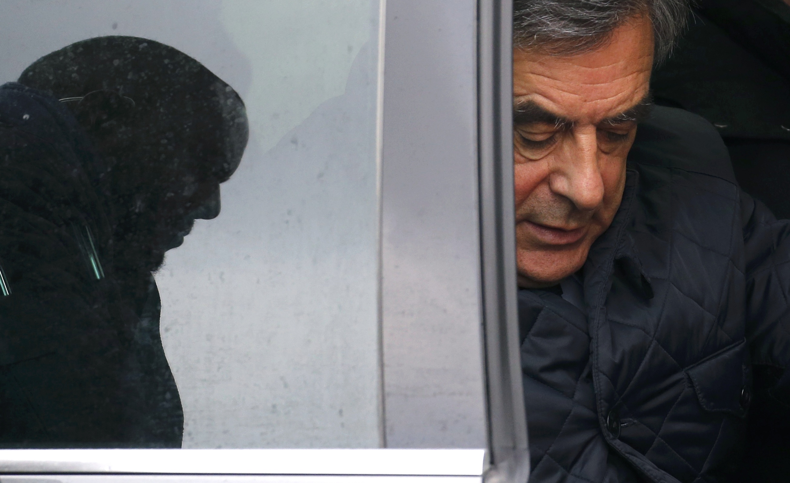 Το 65% των Γάλλων επιθυμεί ο Φιγιόν να αποσύρει την υποψηφιότητα του