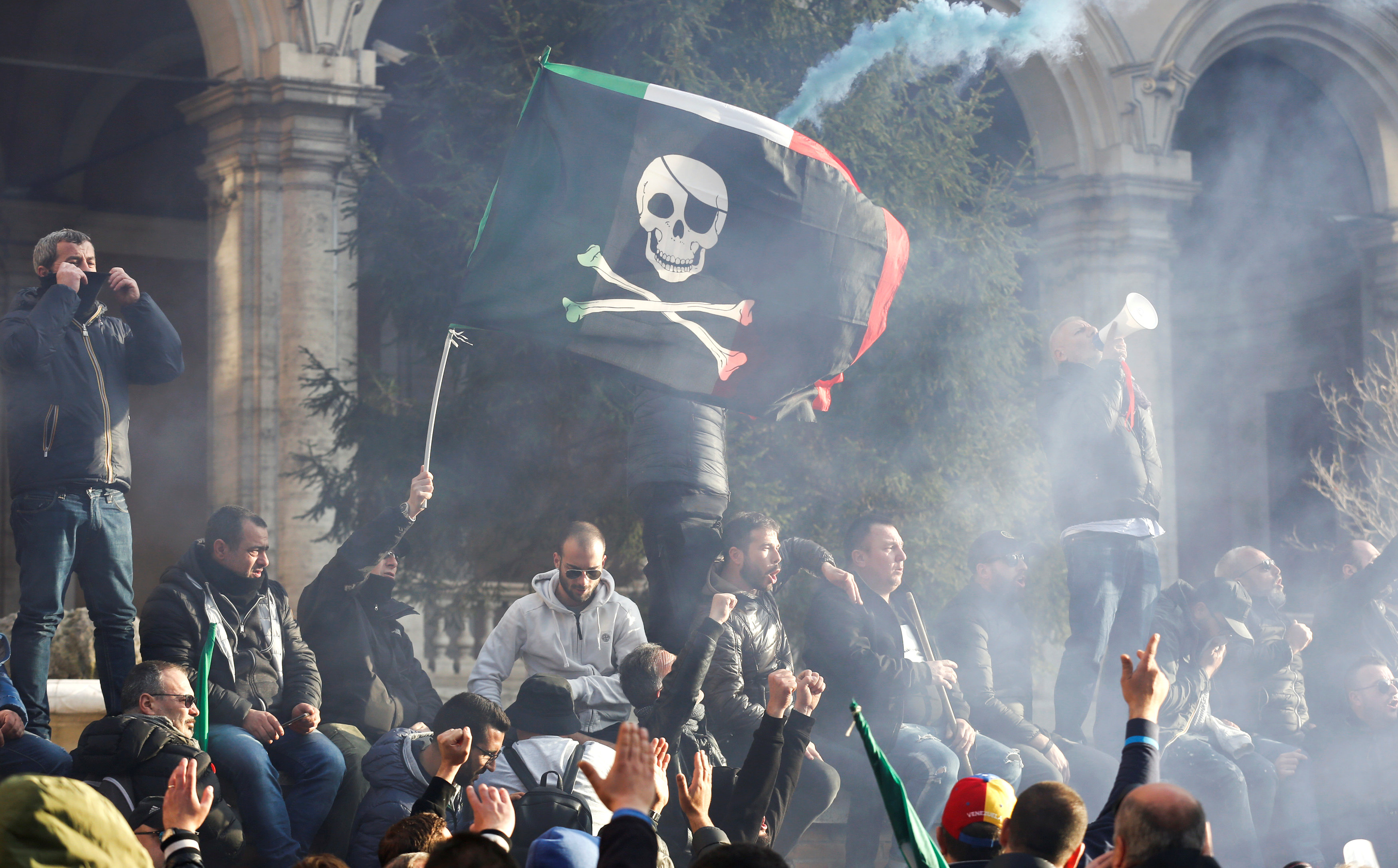 Μετά την ημέρα «χάους και διαλόγου», οι ιταλοί οδηγοί ταξί λύνουν την απεργία