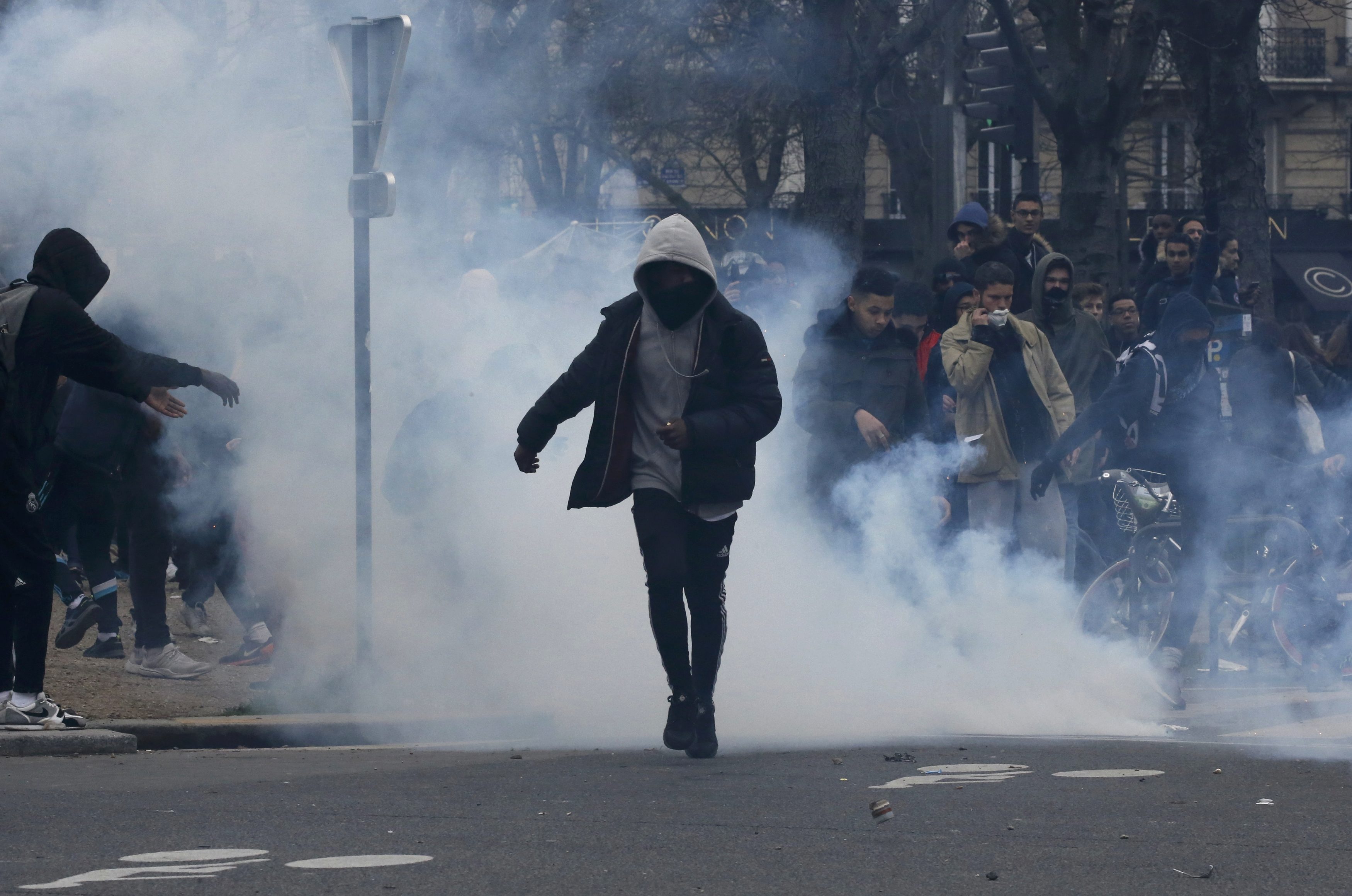 Παρίσι: Δακρυγόνα κατά μαθητών σε διαδήλωση κατά της αστυνομίας βίας