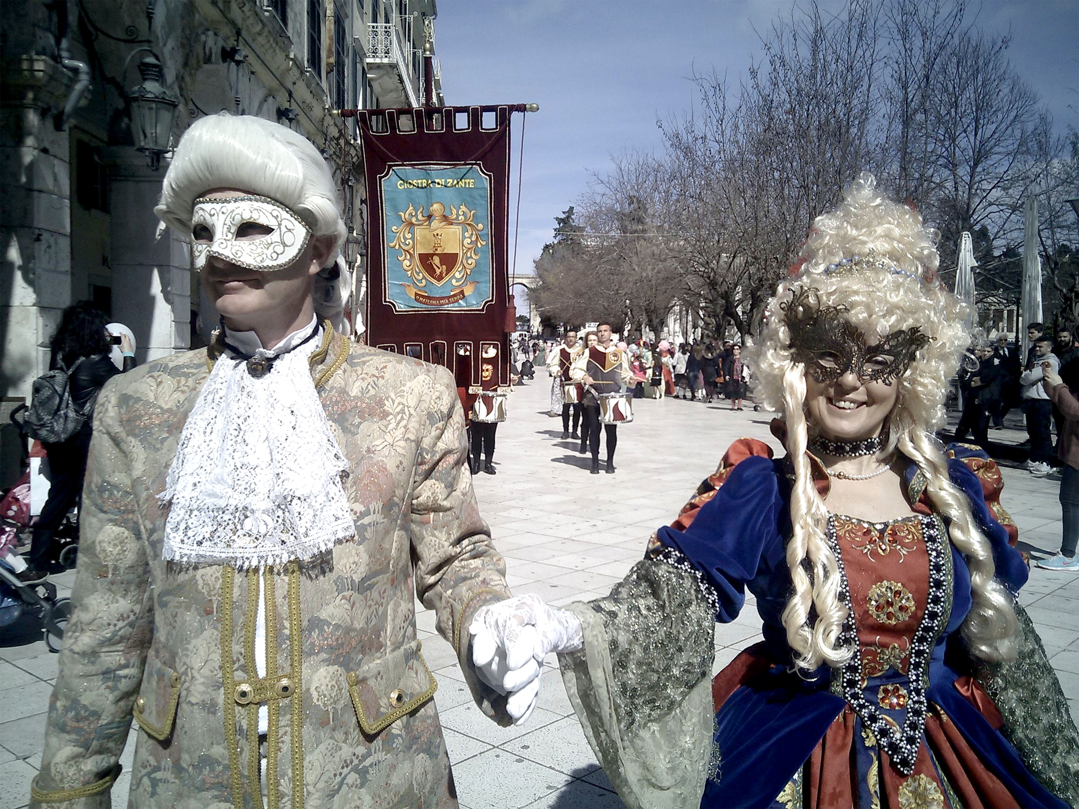 Κόμισσες και κόντηδες βολτάρουν στα καντούνια της Κέρκυρας