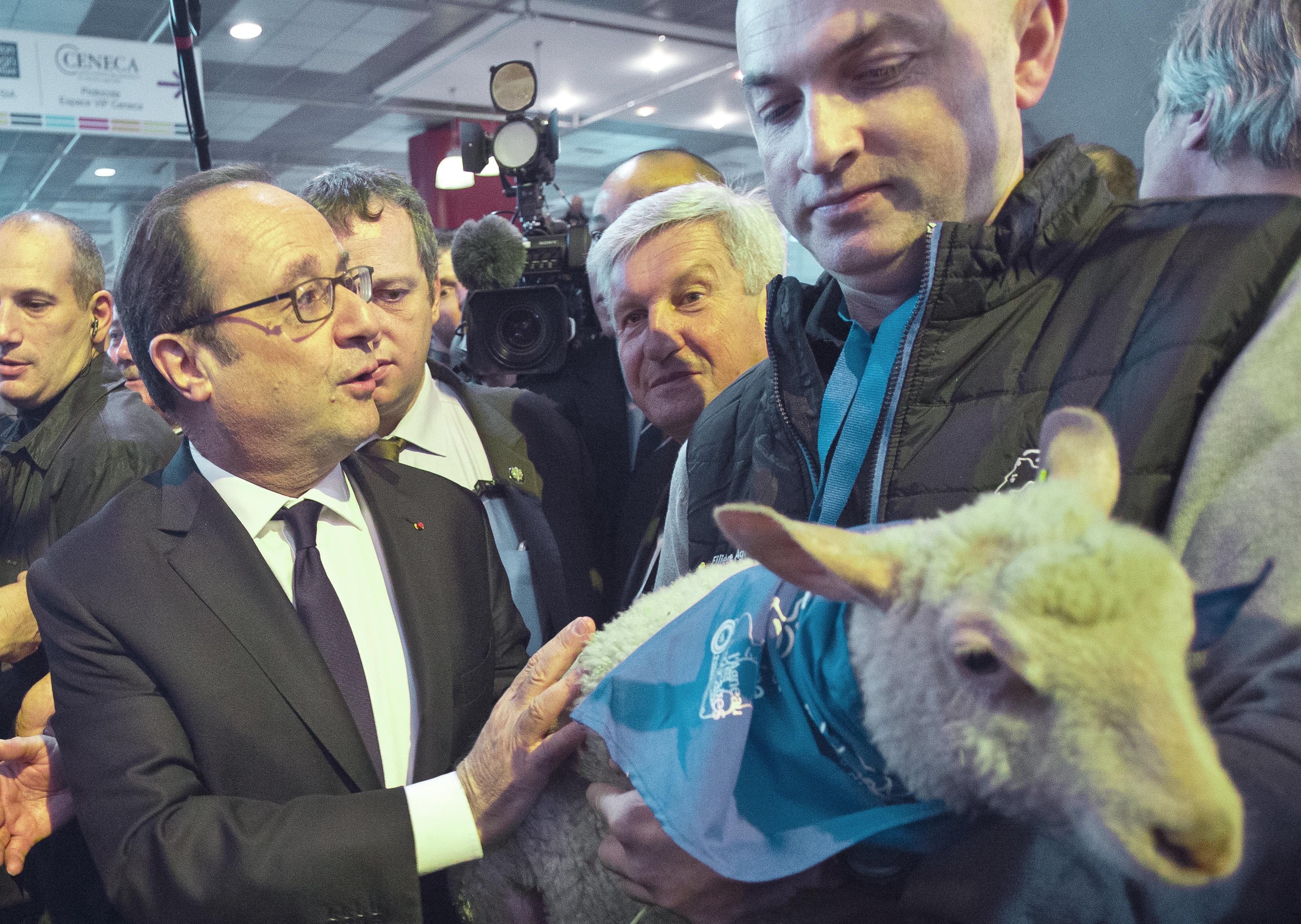 Η πληρωμένη απάντηση του Ολάντ στον Τραμπ για τις επιθέσεις στο Παρίσι