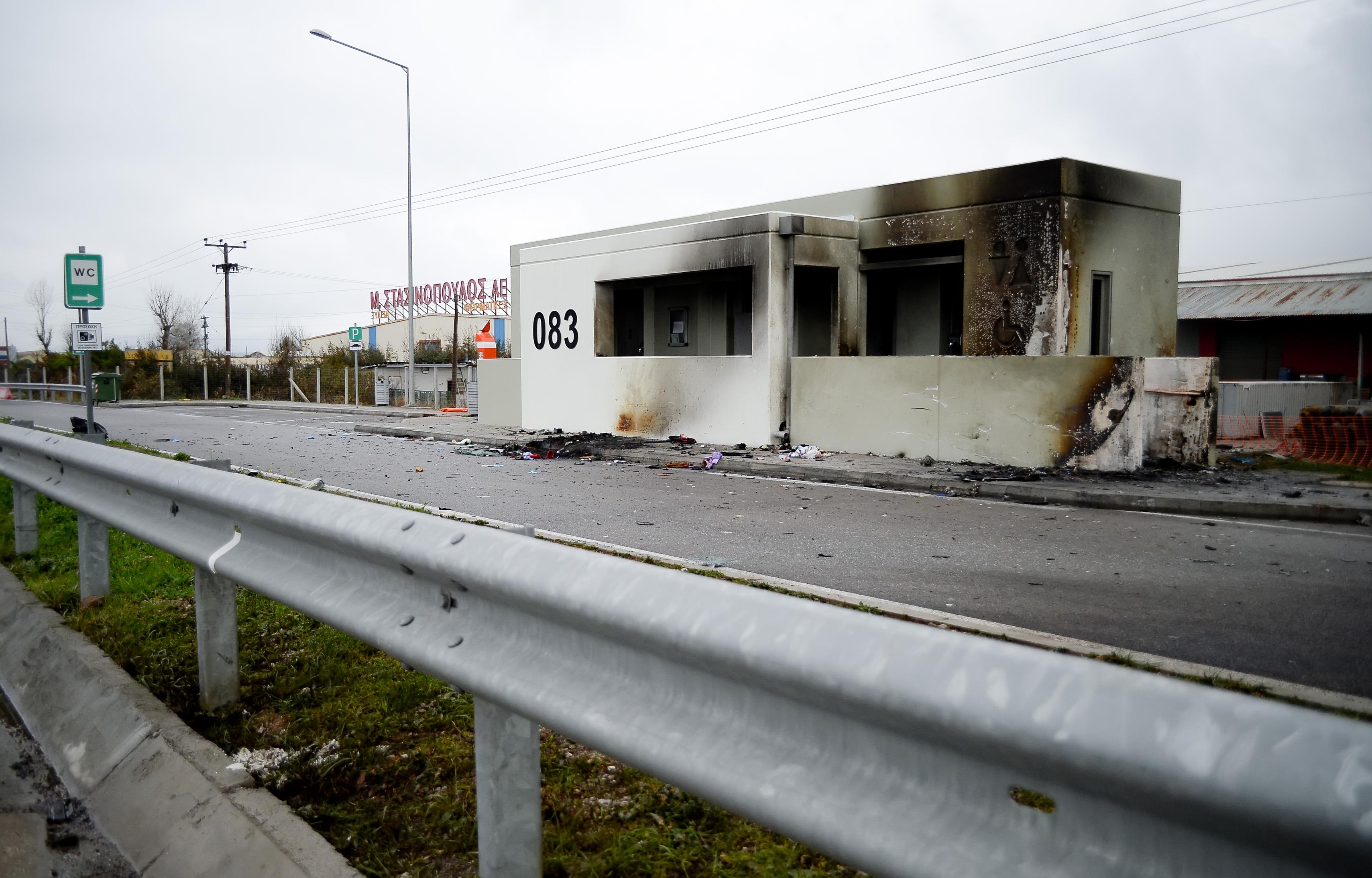 Αυτοκίνητο καρφώθηκε σε ΙΧ σε πάρκινγκ της Εθνικής, τέσσερις νεκροί