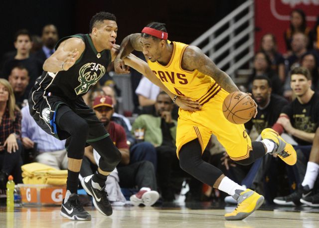 O Λεμπρόν νίκησε άνετα τον Αντετοκούνμπο