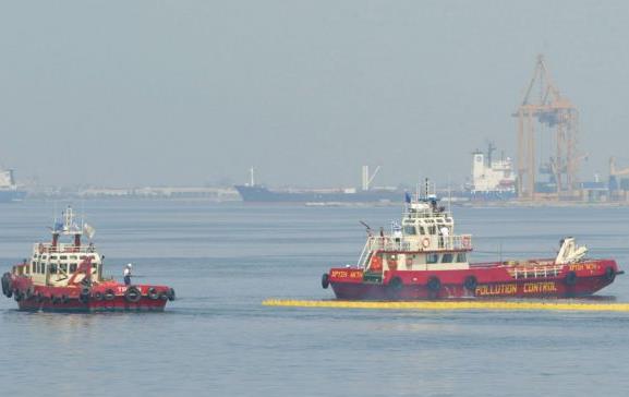 Στον Πειραιά ρυμουλκείται φορτηγό που έπλεε ακυβέρνητο στην Άνδρο