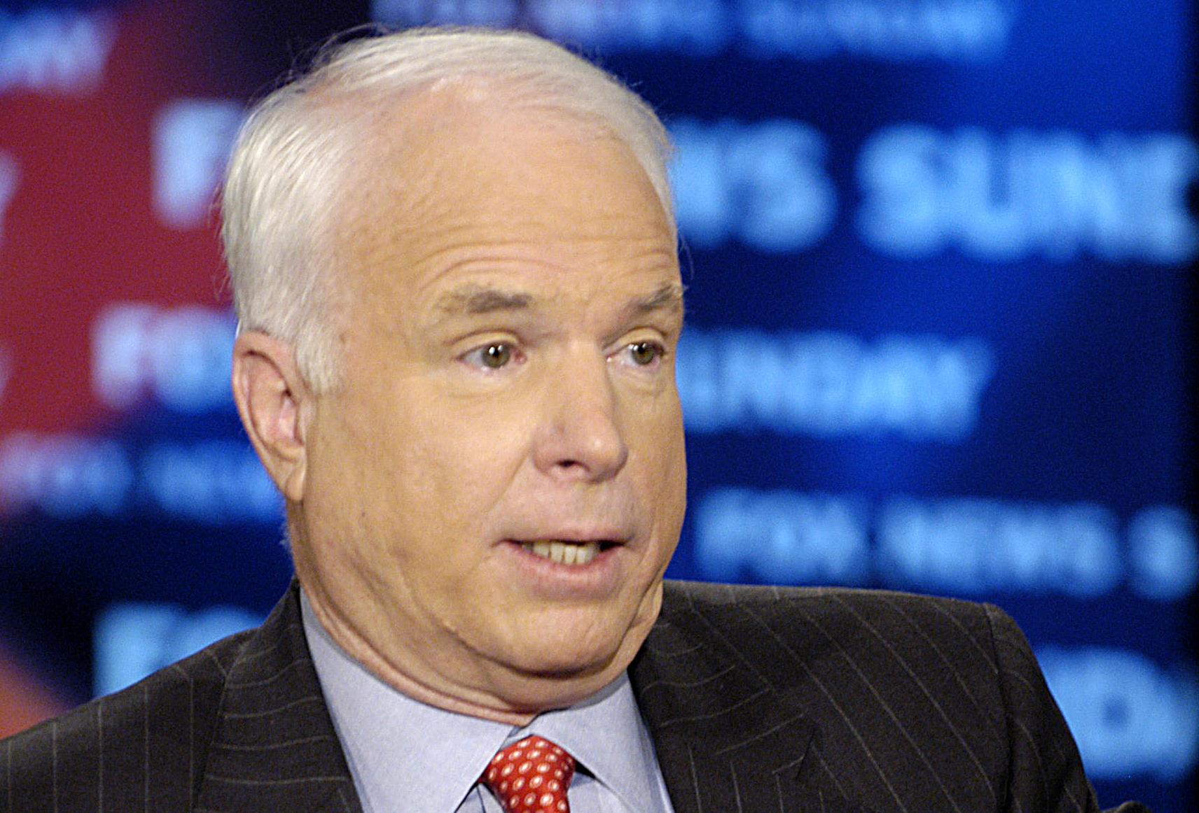 Όπλισε ο γερουσιαστής Μακέιν κατά Τραμπ για τους «κοριούς» Ομπάμα»