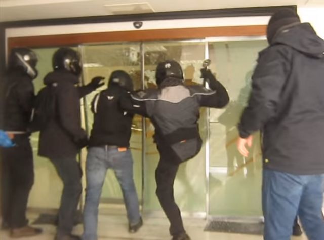 Επίθεση Ρουβίκωνα σε συμβολαιογραφικό γραφείο στο κέντρο της Αθήνας