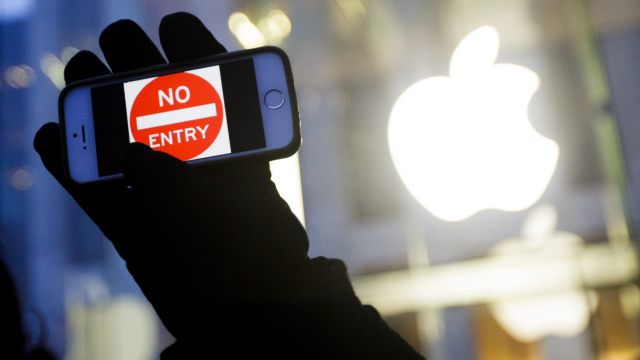 Με την πλήρη διαγραφή εκατομμυρίων iPhone εκβιάζεται η Apple για λύτρα