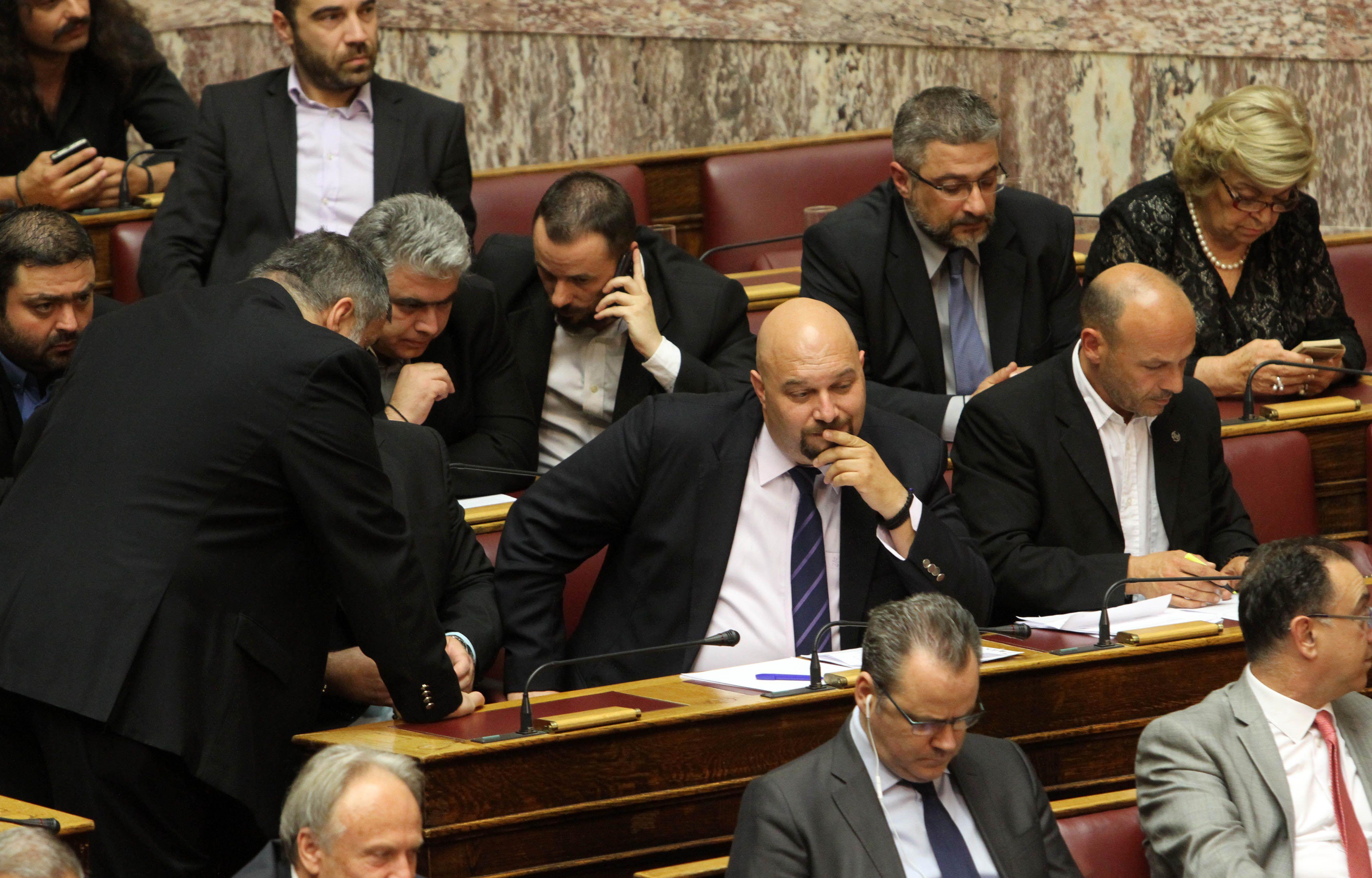 Χρυσαυγίτης βουλευτής ήθελε να μοιράσει υλικό της ΧΑ σε μαθητές εντός Κοινοβουλίου