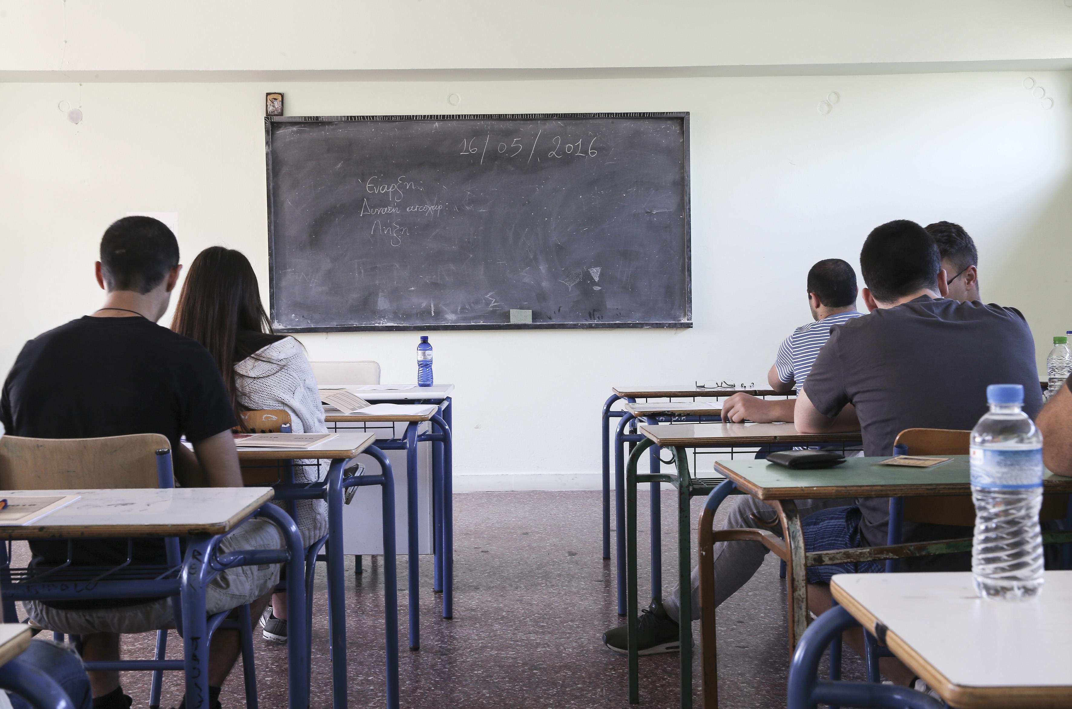 Πανελλαδικές: Εξετάζεται επαναφορά των επαναληπτικών εξετάσεων