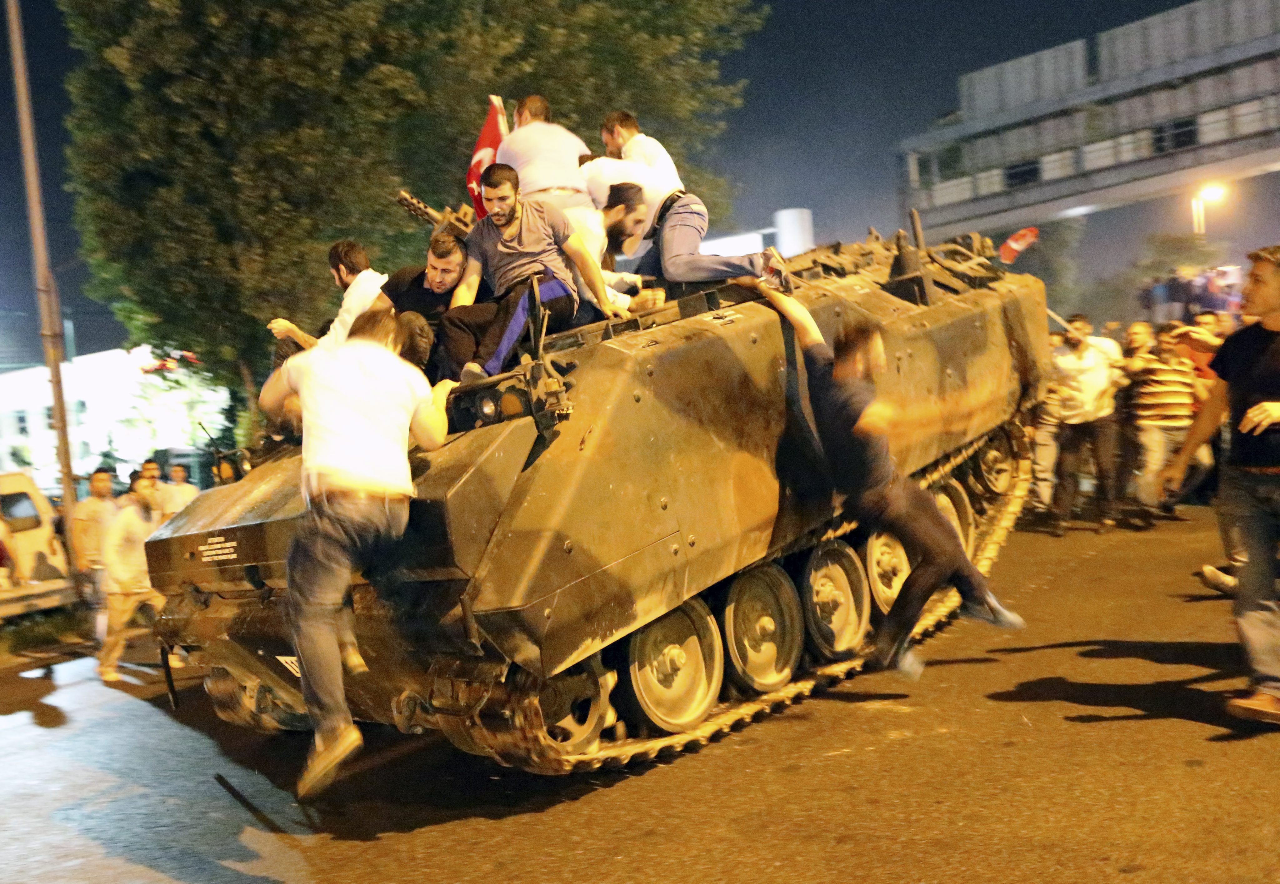Δεκάδες «αόρατοι» τούρκοι «πραξικοπηματίες» στην Ελλάδα