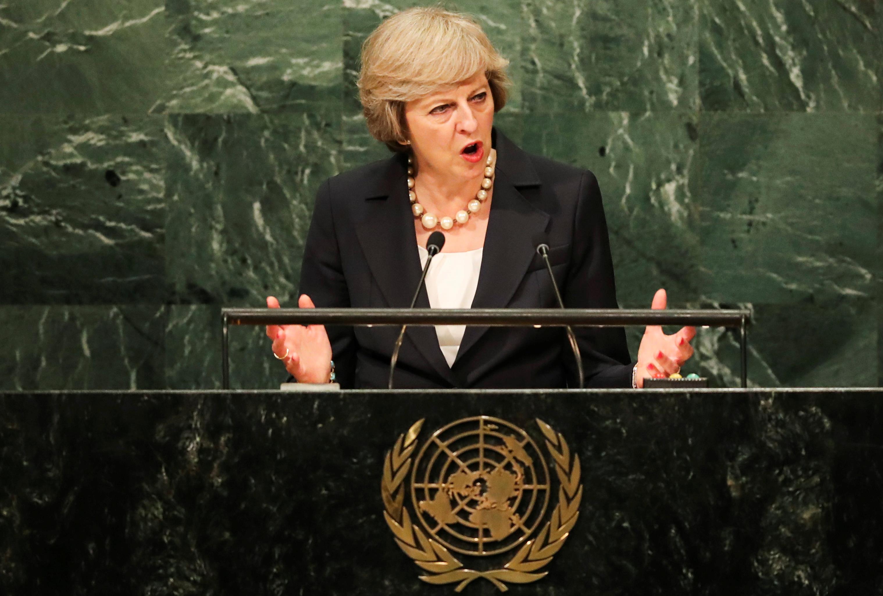 Μέι: Δεν είναι θέμα της κυβέρνησης να πει στις γυναίκες αν θα φορούν μαντίλα