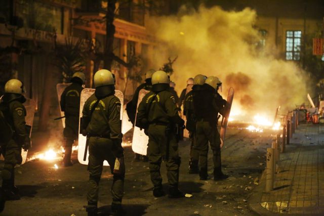 Μολότοφ κατά διμοιρίας ΜΑΤ στη Χαριλάου Τρικούπη