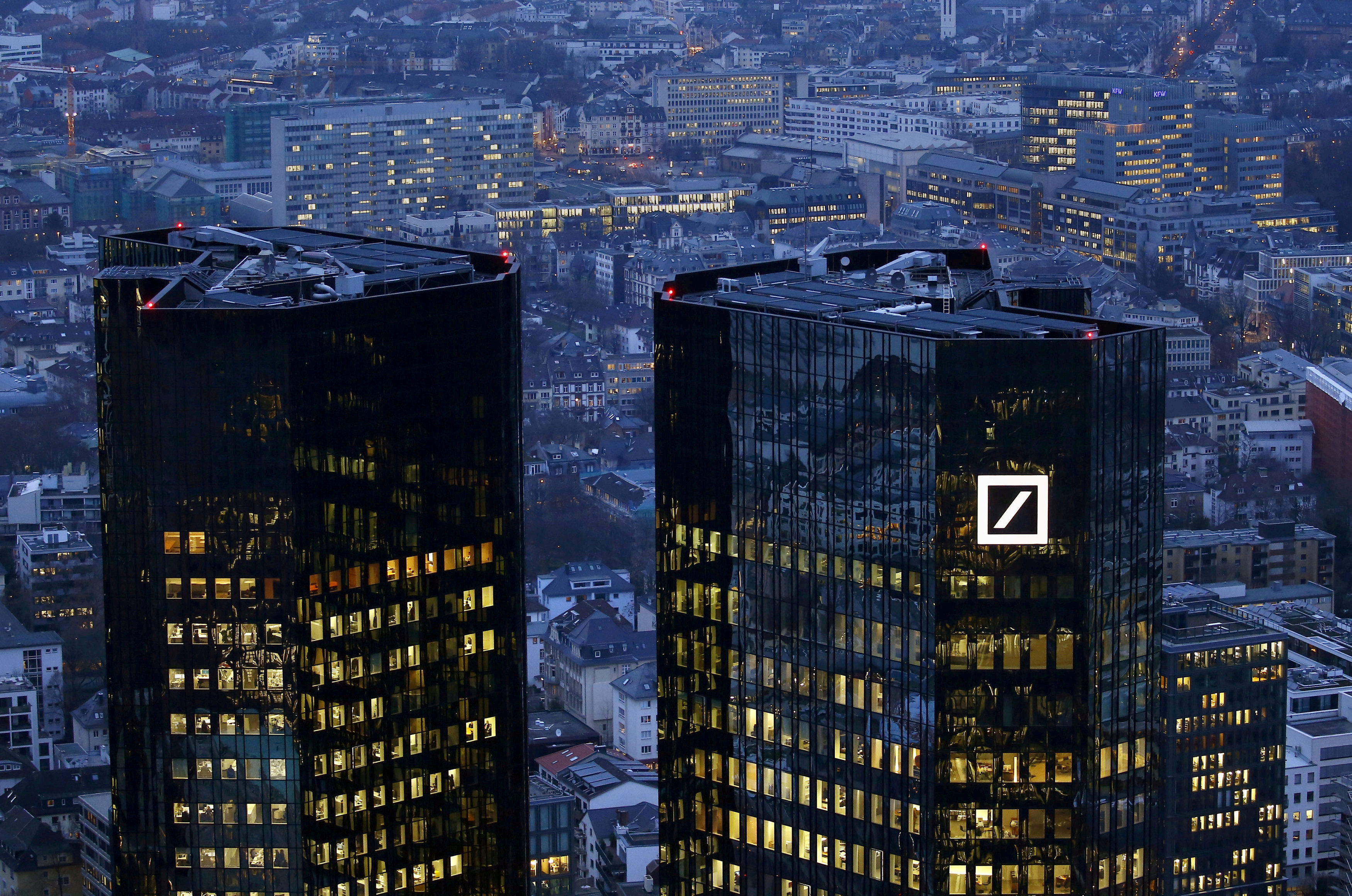 Σε AMK μαμούθ προχωρά η Deutsche Bank, στο βαθύ κόκκινο ξανά η μετοχή της
