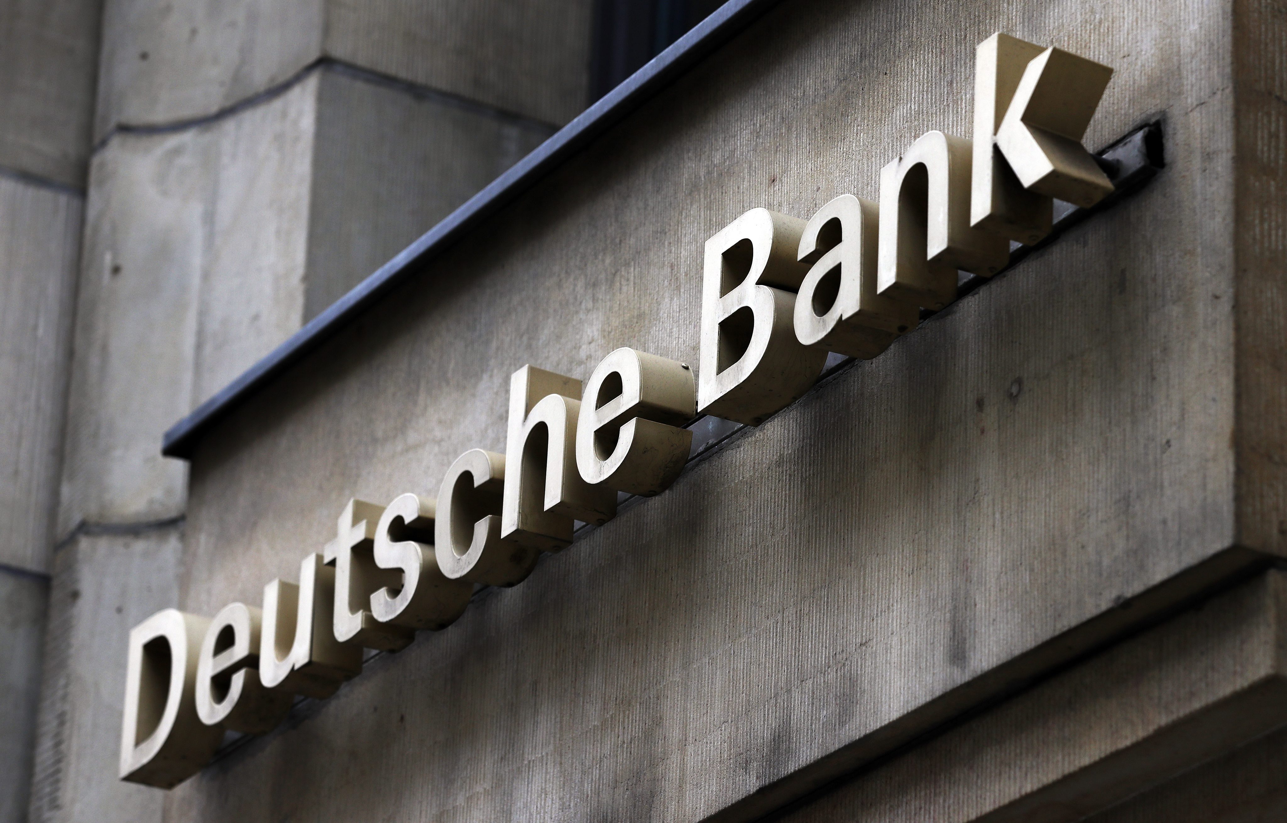 Bloomberg: Νέα πρόστιμα από τις ΗΠΑ προς τη Deutsche Bank