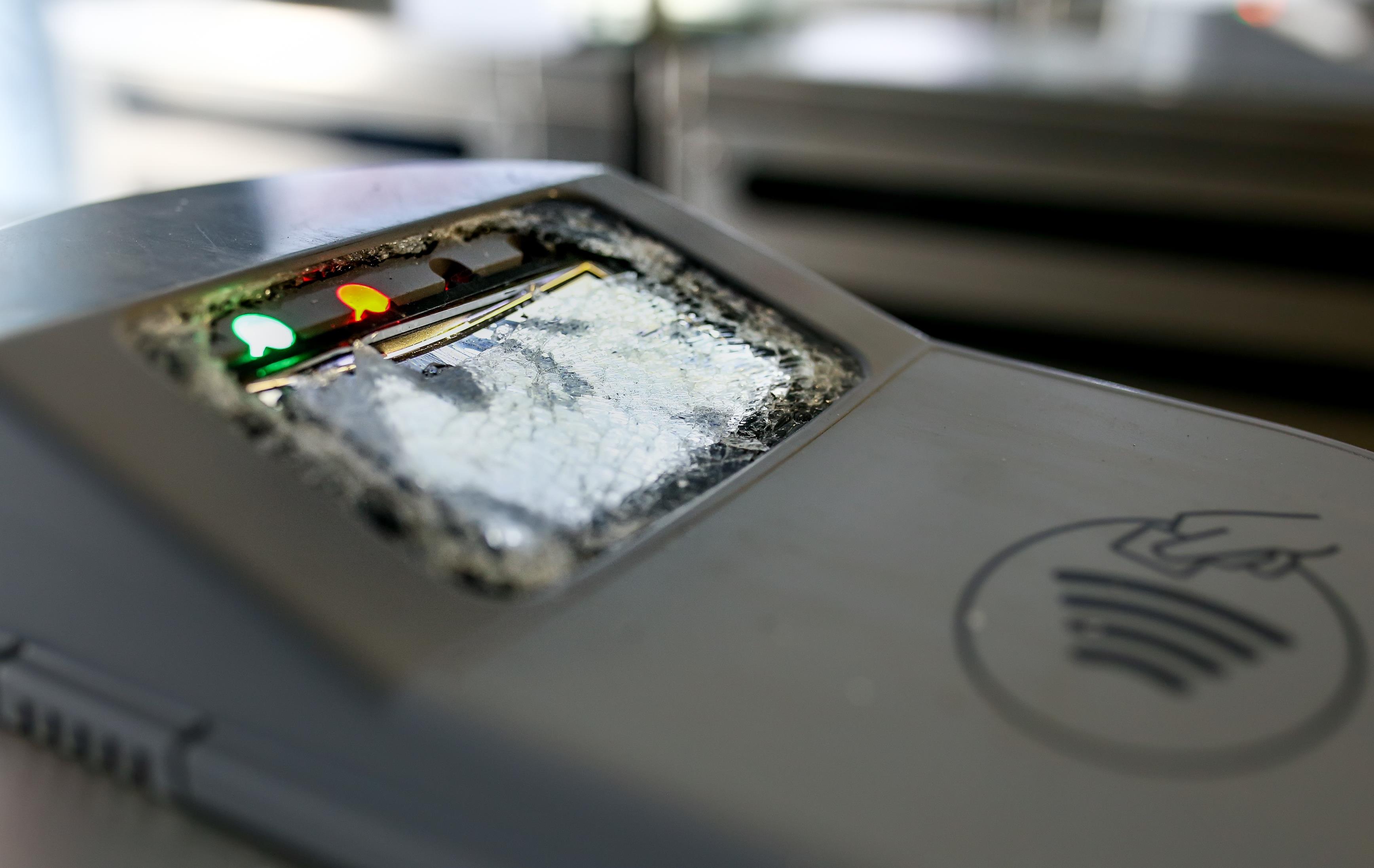 Πρώτες συλλήψεις για φθορές σε ακυρωτικά μηχανήματα