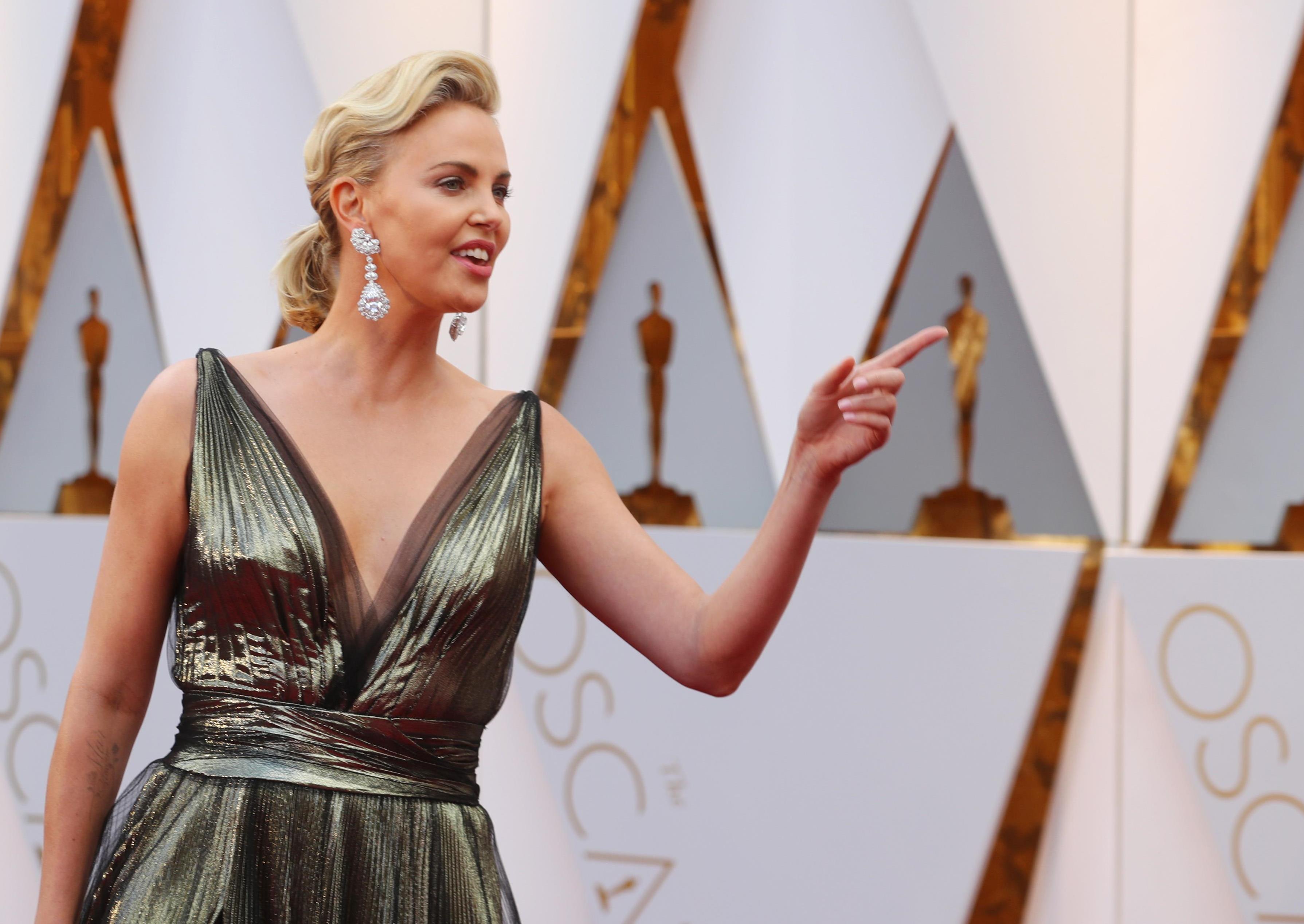 Παραήταν η Σαρλίζ Θερόν… γυμνή στα Όσκαρ; Η ιρανική τηλεόραση το φρόντισε