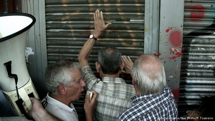 Έρευνα: Η κρίση έκανε τους Έλληνες κατά 40% φτωχότερους