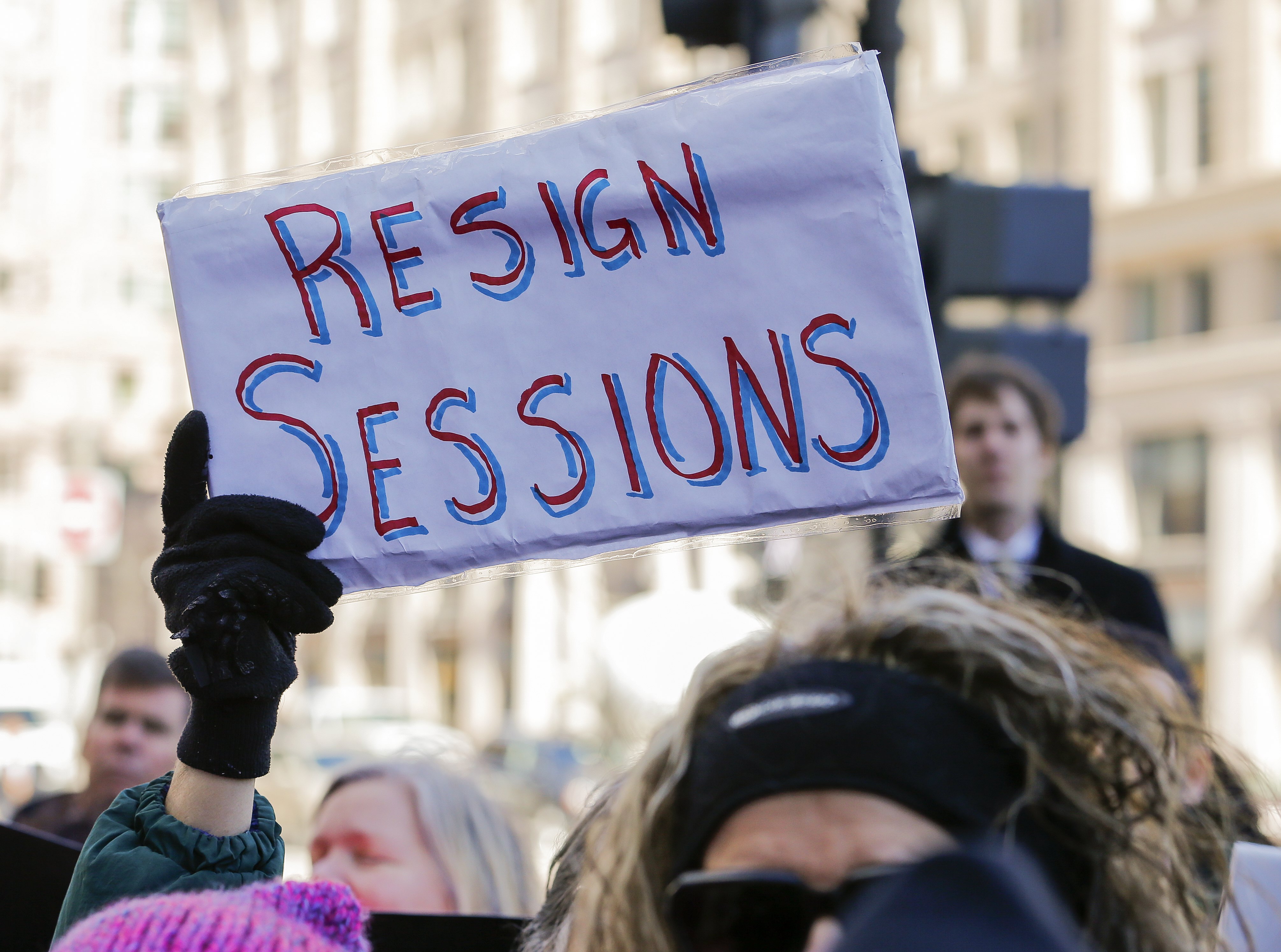Παραίτηση του Σέσιονς ζητούν οι Δημοκρατικοί, στήριξη από τον Τραμπ