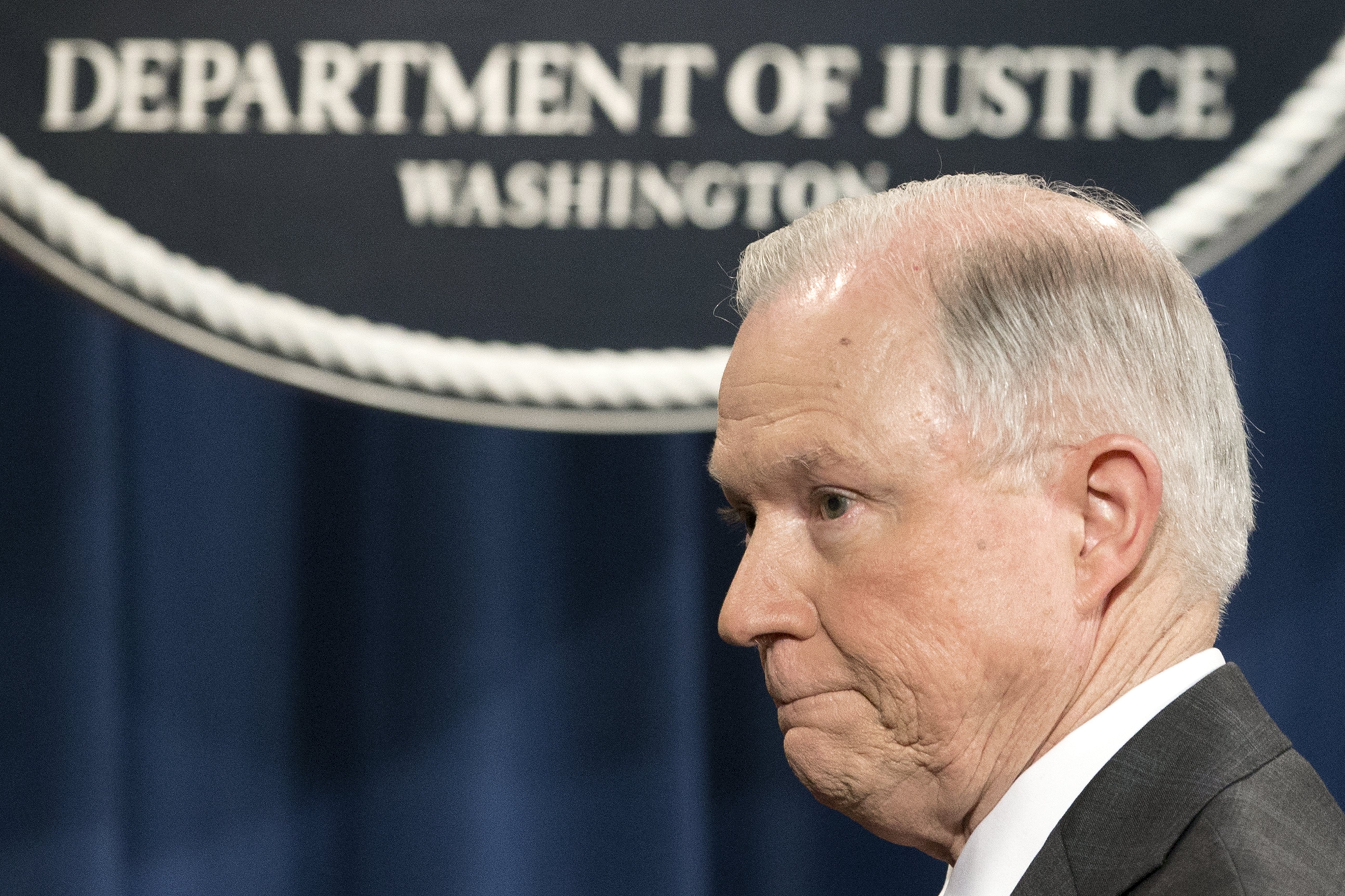 O Τζεφ Σέσιονς αυτοεξαιρέθηκε από τις έρευνες για τη Ρωσία