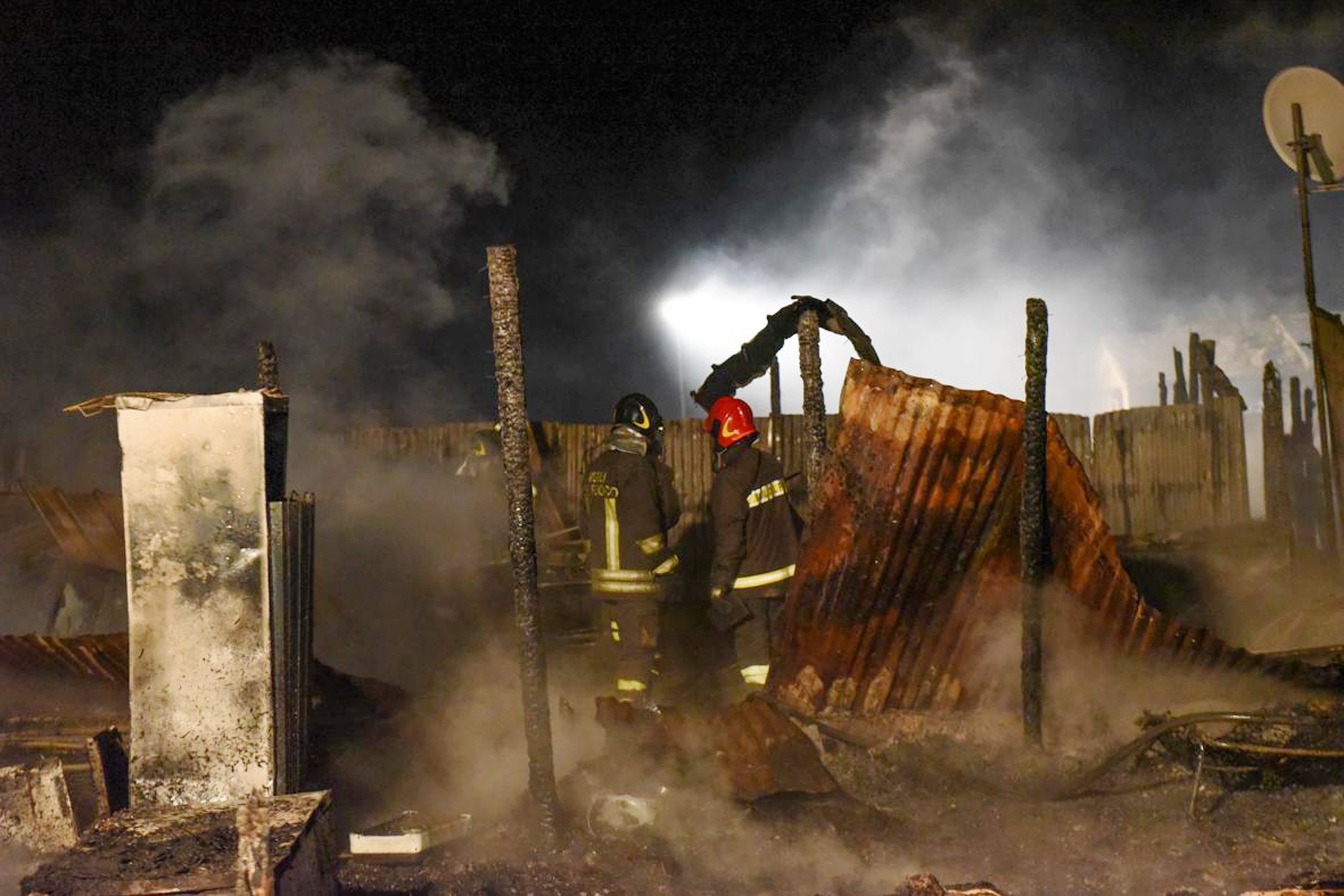 Δύο μετανάστες νεκροί σε πυρκαγιά παραγκούπολης στον ιταλικό Νότο