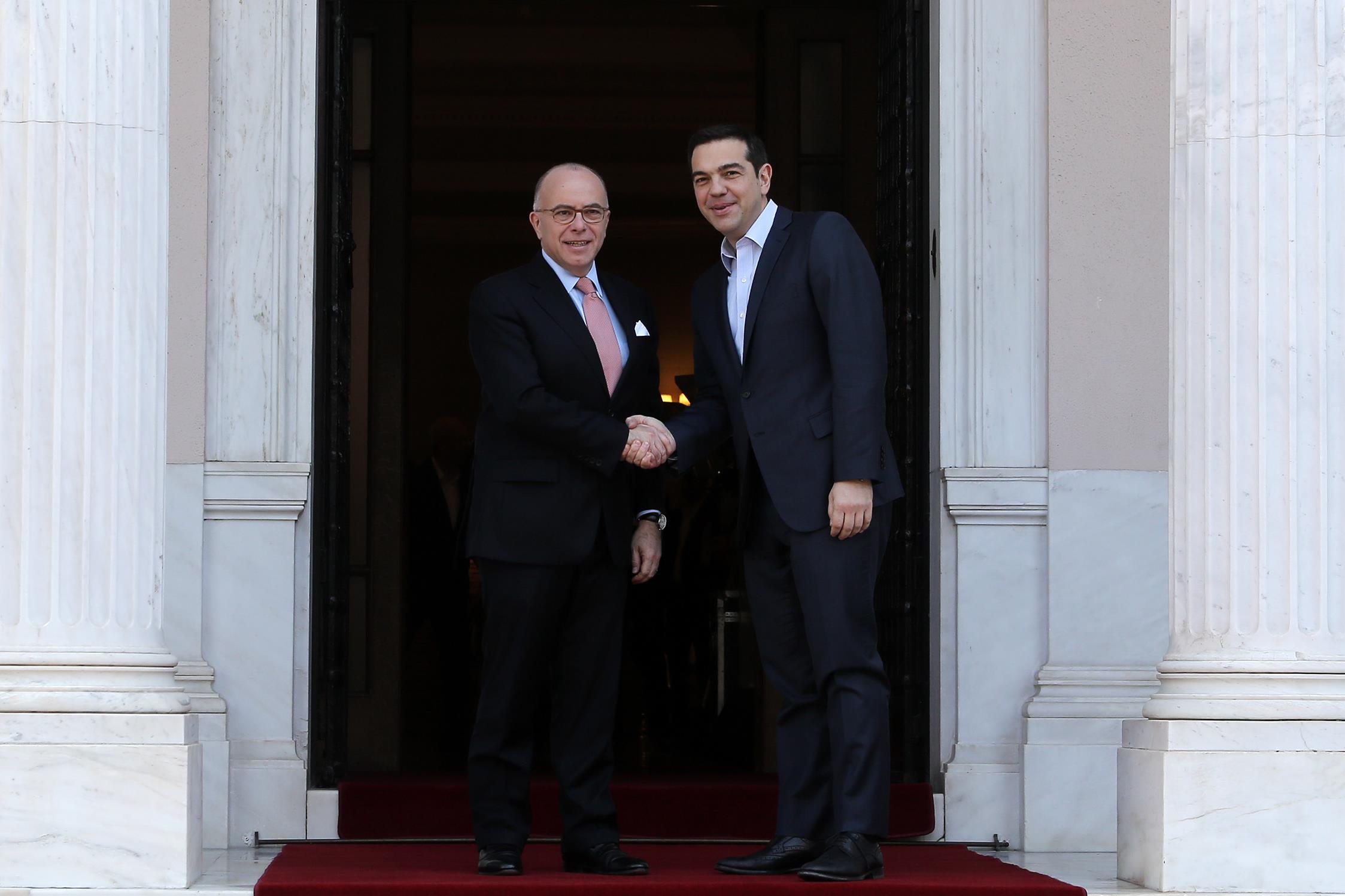 Στήριξη στις προσπάθειες του ελληνικού λαού από τον γάλλο πρωθυπουργό