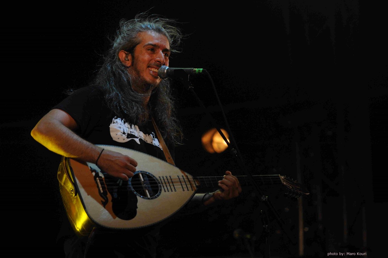 Ο Γιάννης Χαρούλης στην Ακτή Πειραιώς πριν την ευρωπαϊκή του περιοδεία