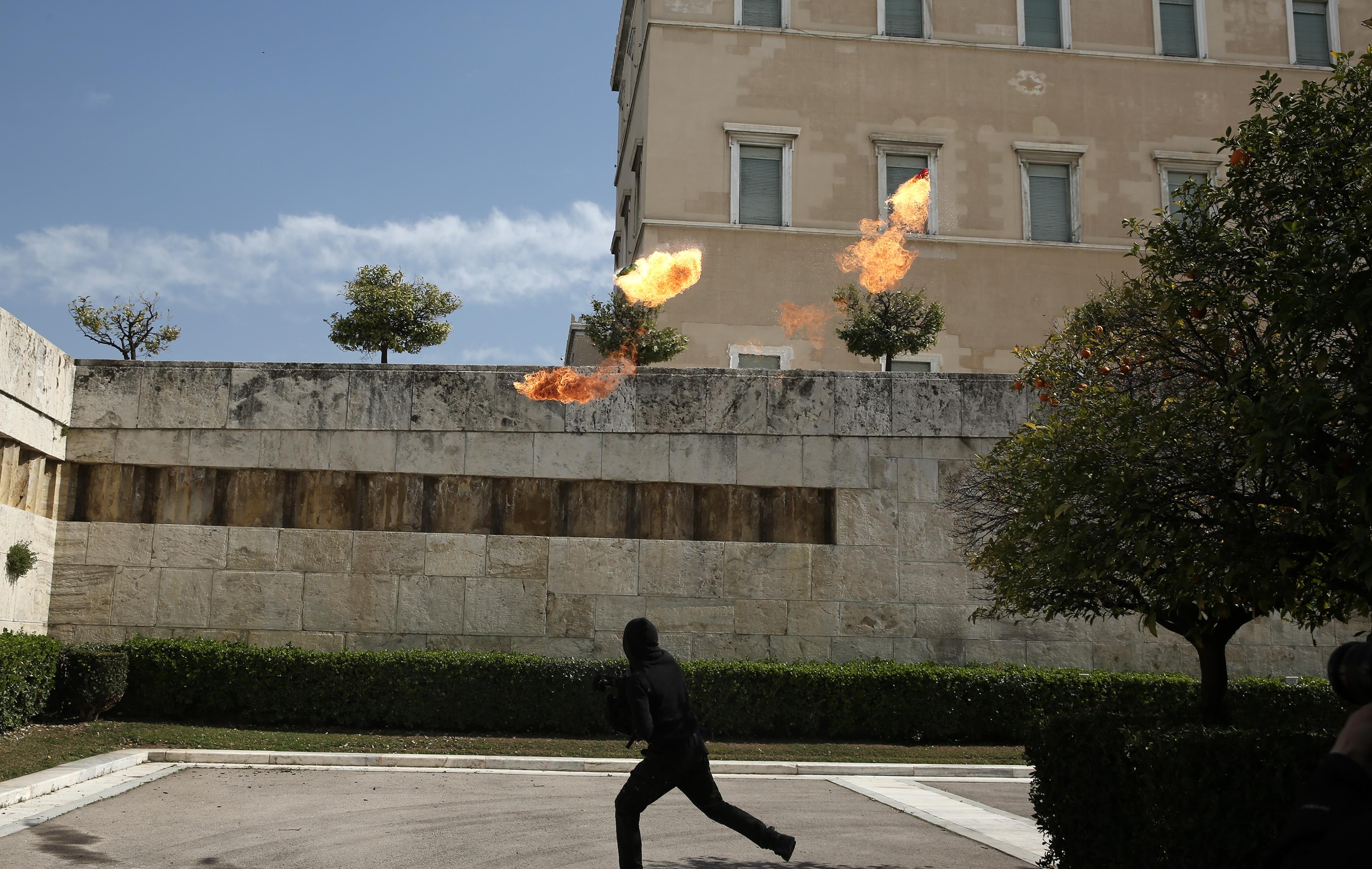Μολότοφ στο προαύλιο της Βουλής σε μαθητικό συλλαλητήριο