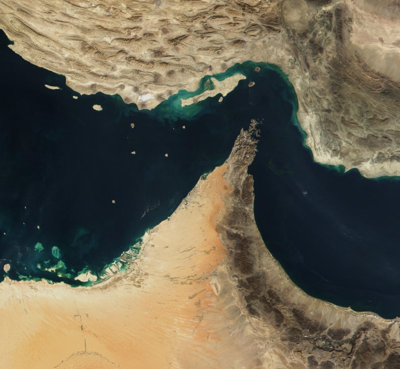Ιρανικά σκάφη παρενόχλησαν αμερικανικό πολεμικό στα Στενά του Ορμούζ