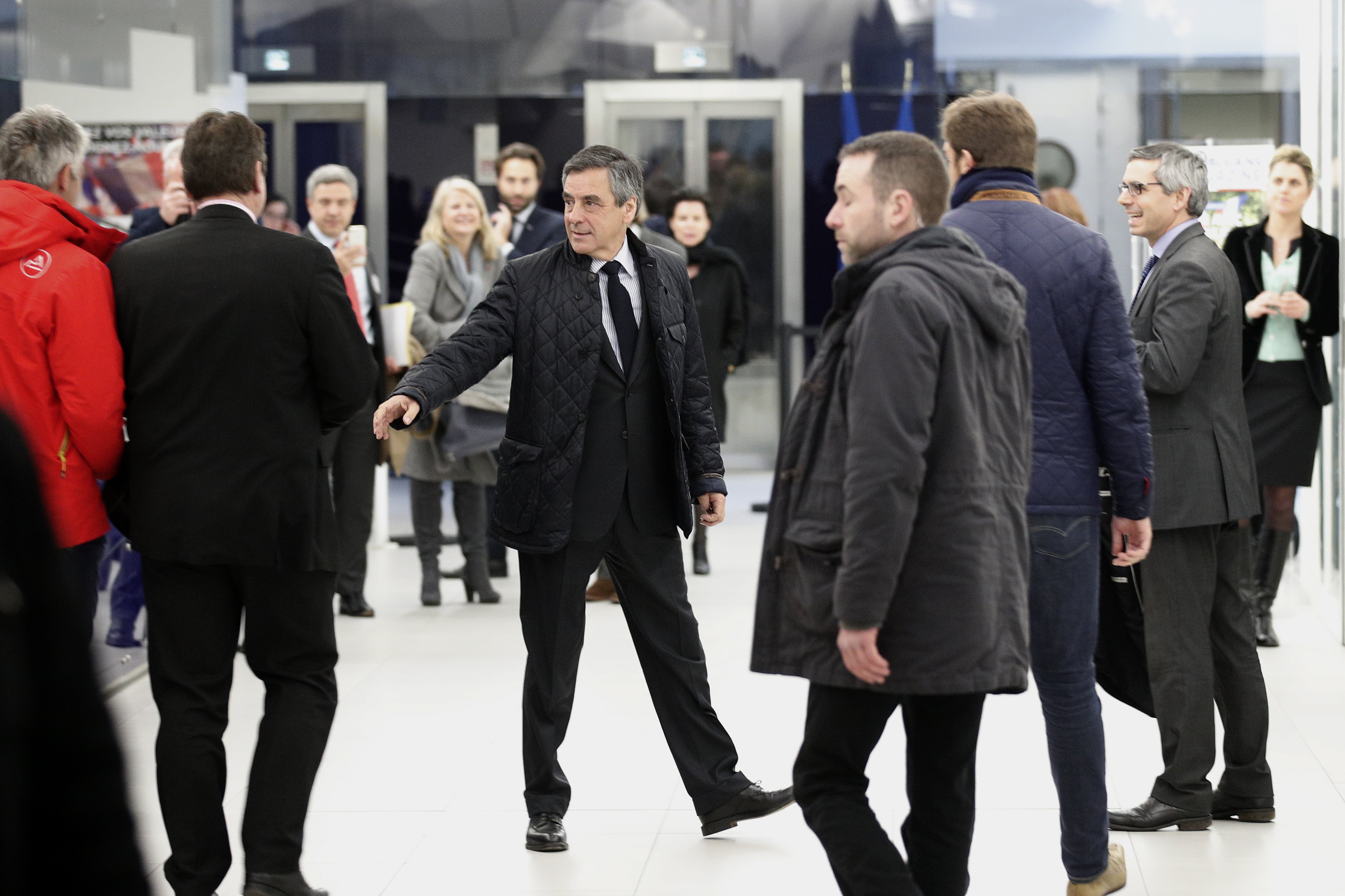 «Λήξαν το θέμα», ο Φιγιόν οδηγεί τη γαλλική Δεξιά στις κάλπες