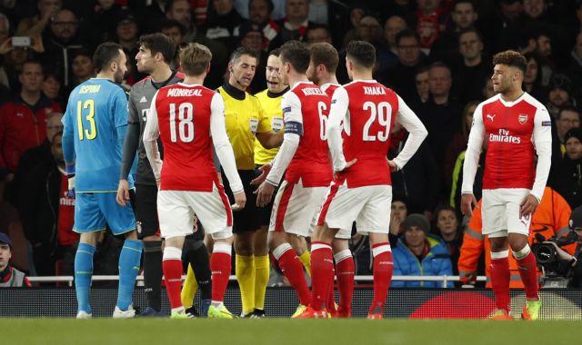 Εξαλλος ο Βενγκέρ με τον Ελληνα διαιτητή Σιδηρόπουλο