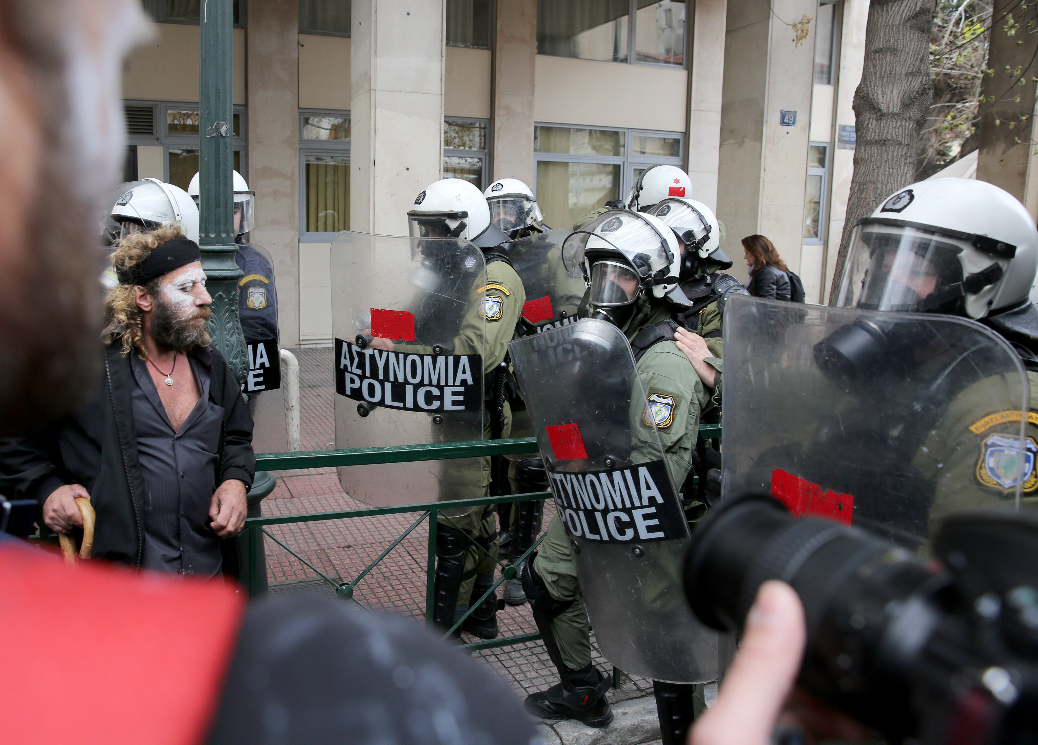 Έξω από τα γραφεία ΣΥΡΙΖΑ οι αγρότες μετά τα επεισόδια στην πλατεία Βάθη