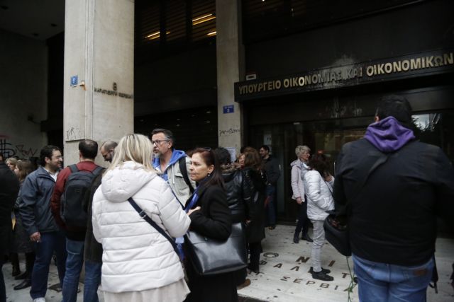 Διαμαρτυρία εφοριακών έξω από το υπουργείο Οικονομικών